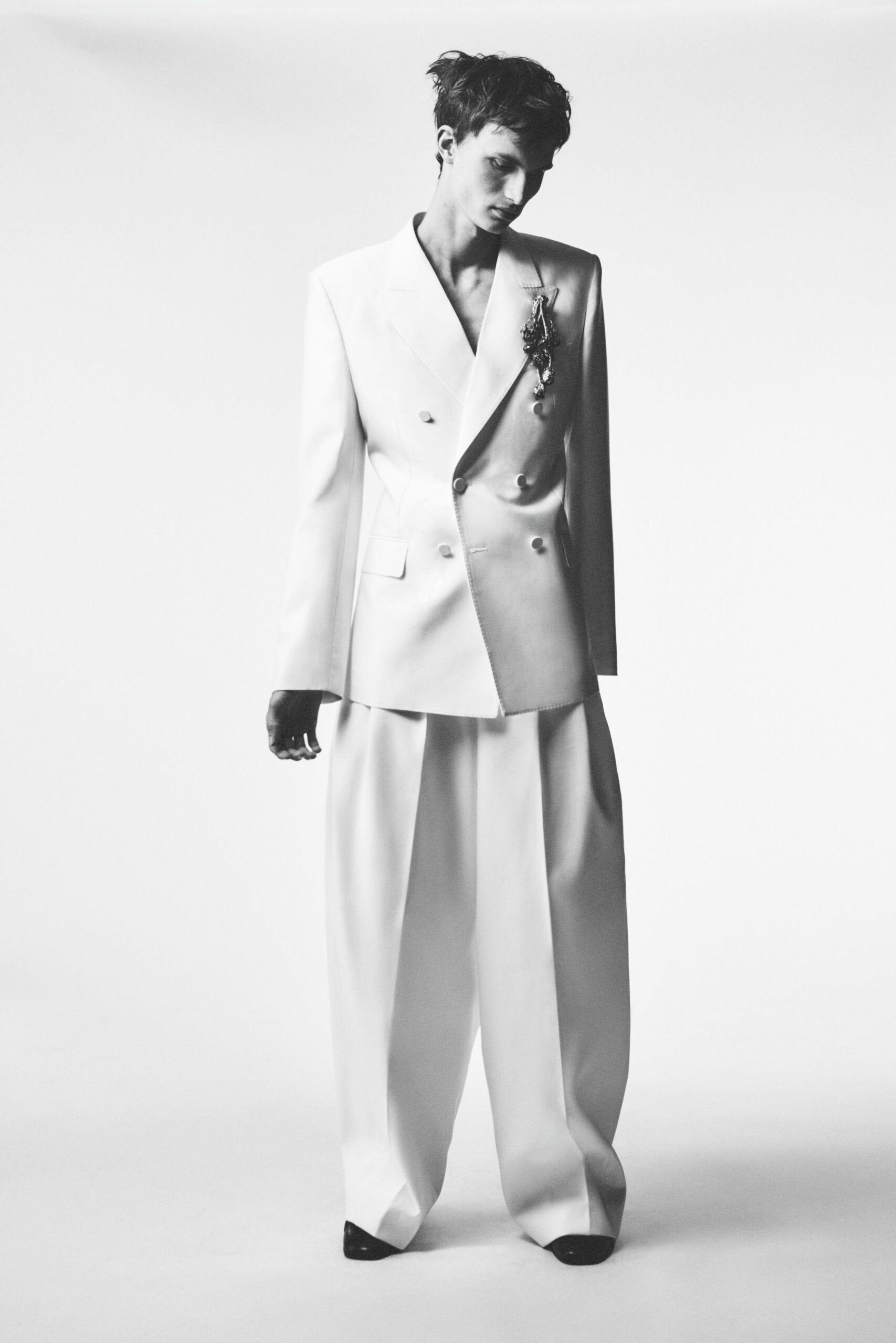 white long-sleeve double-breasted tailored blazer