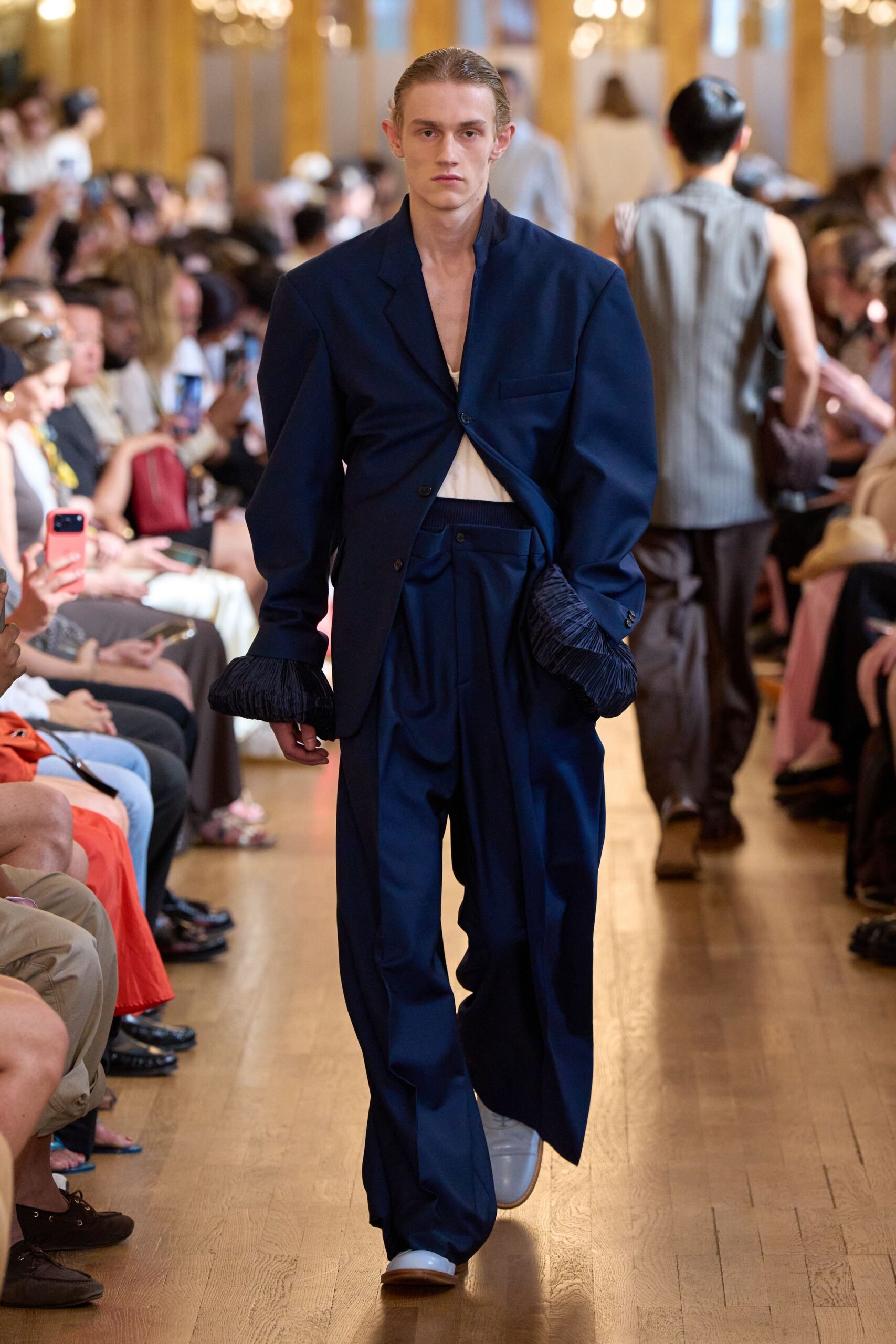 blue cotton long-sleeve collared relaxed buttoned suit