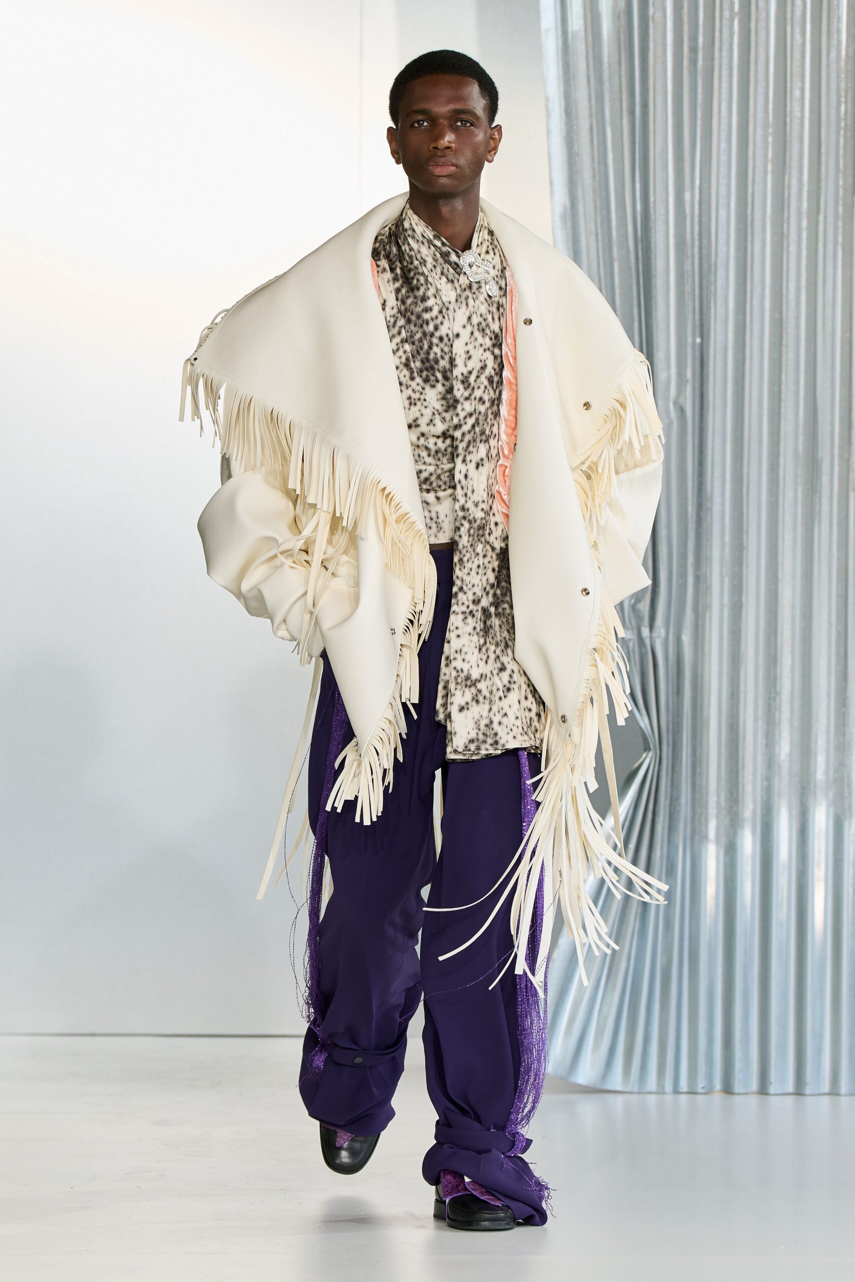 white wool long-sleeve collared relaxed fringed coat