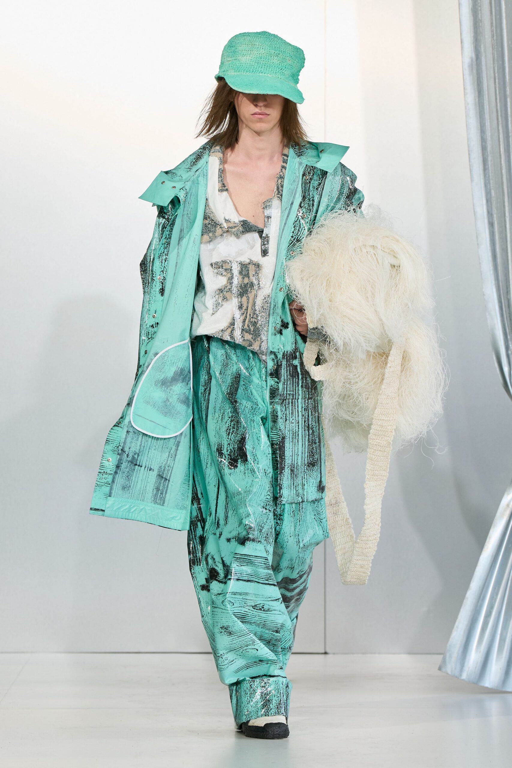 white cotton short-sleeve v-neck fitted top