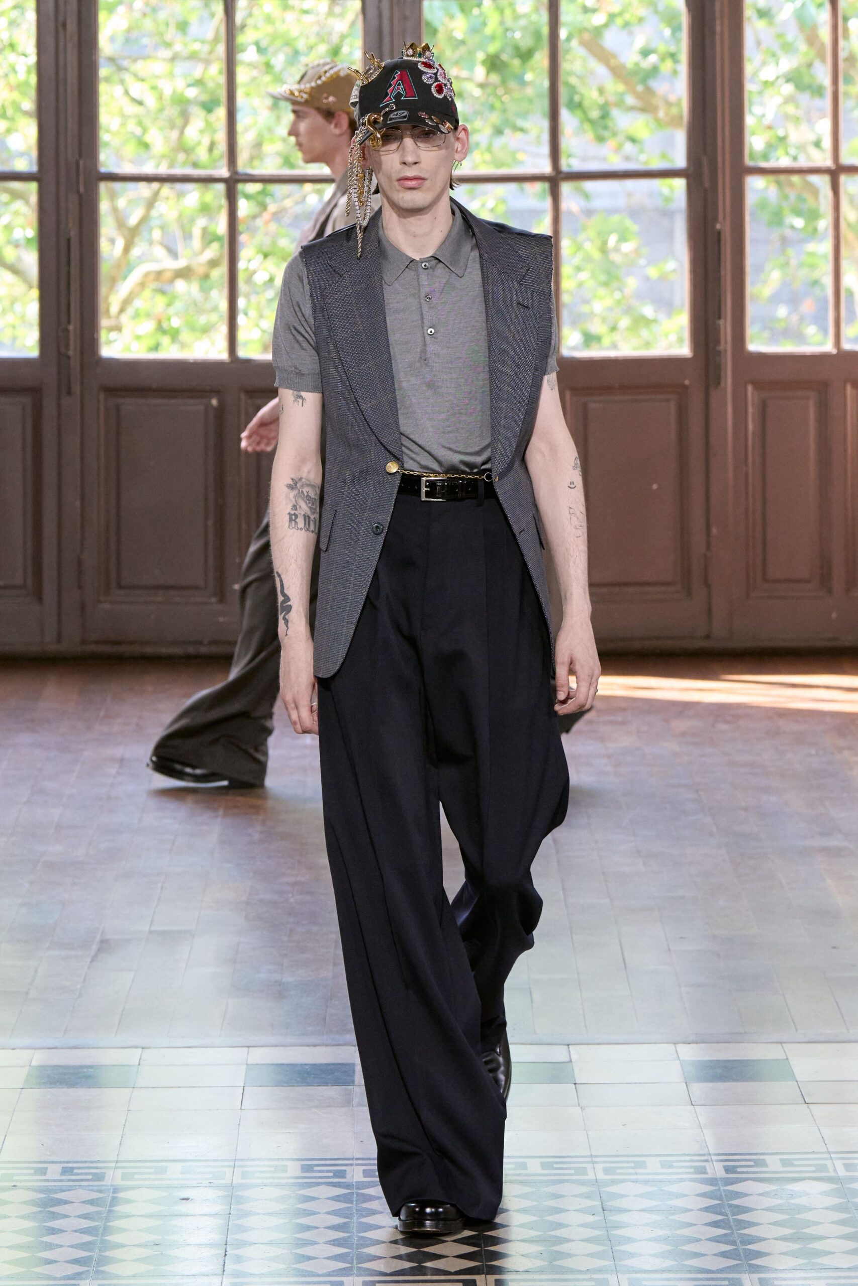 gray cotton short-sleeve collared fitted shirt