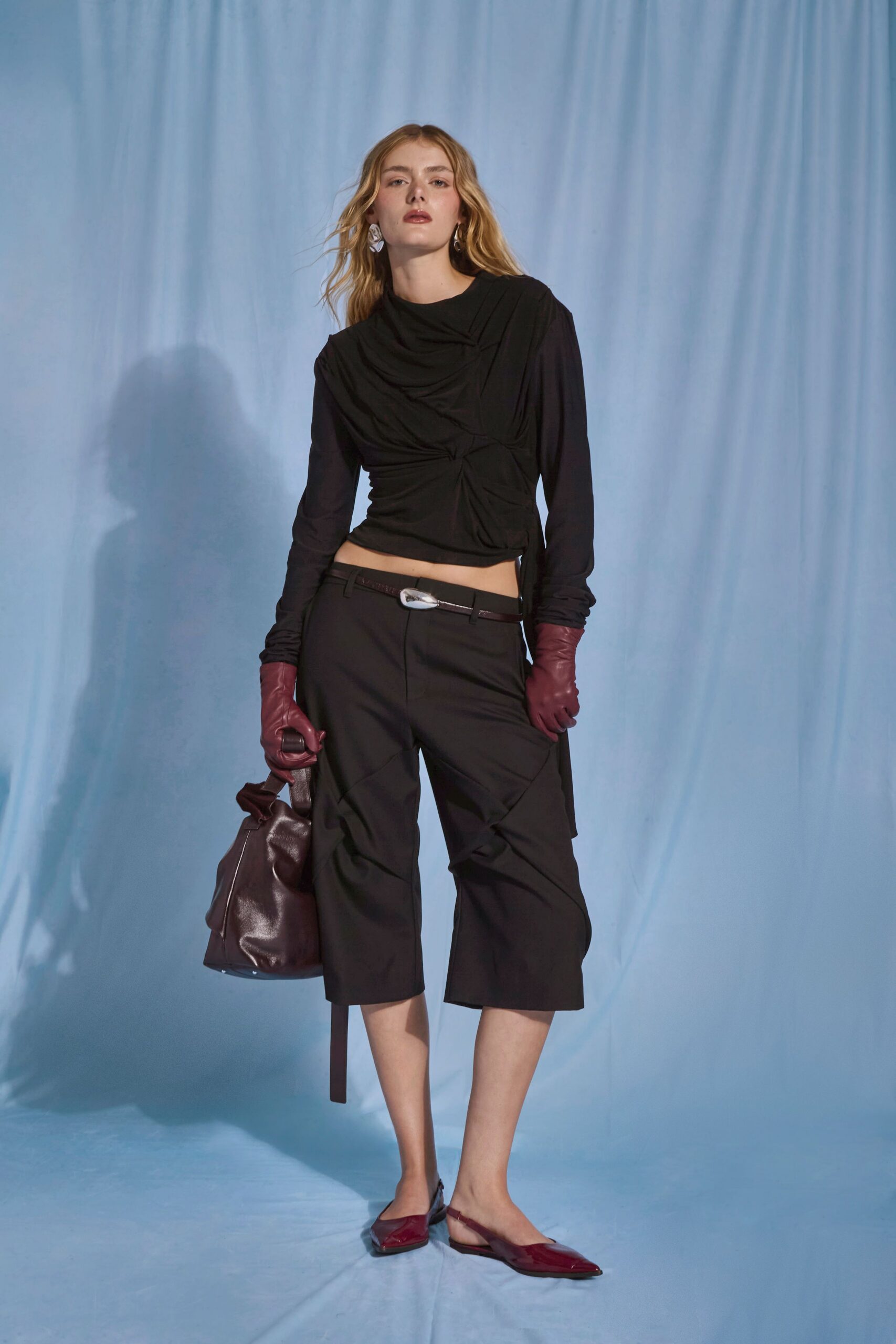 black cotton long-sleeve v-neck fitted ruched cropped top