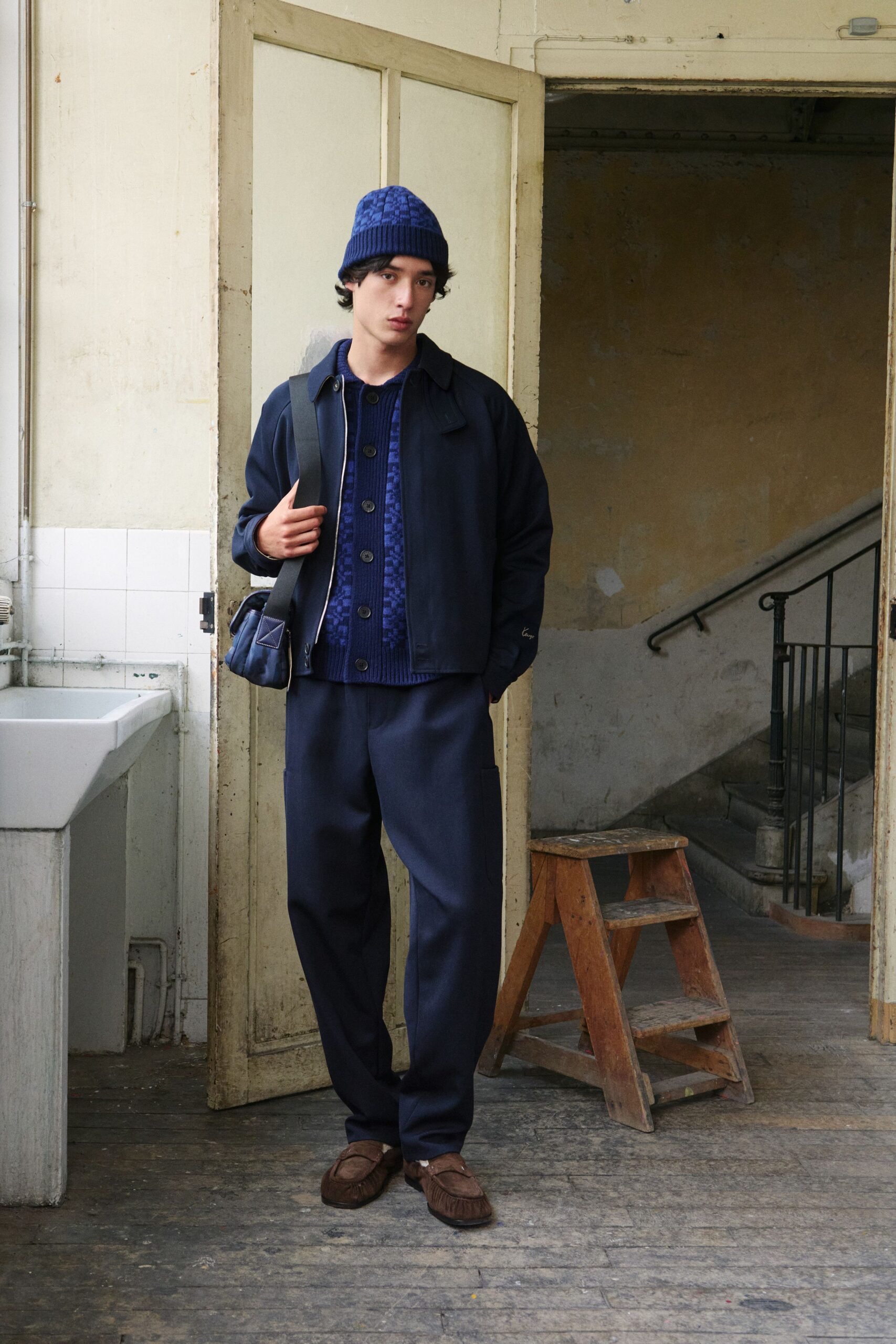 blue cotton long-sleeve collared fitted shirt