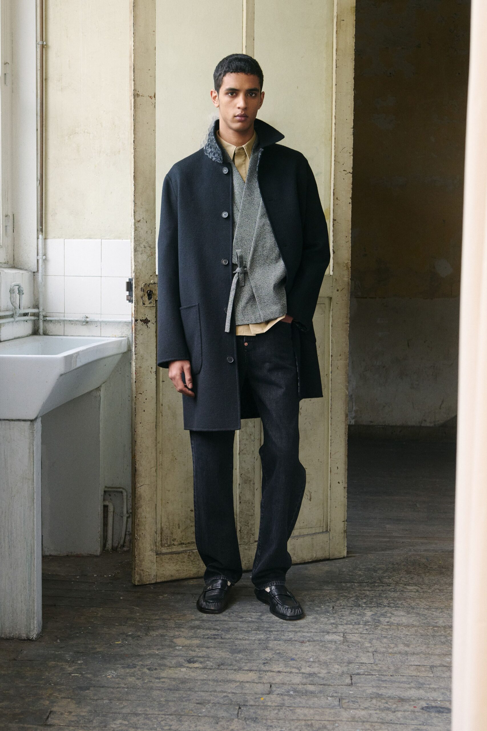 black wool long-sleeve collared relaxed buttoned coat