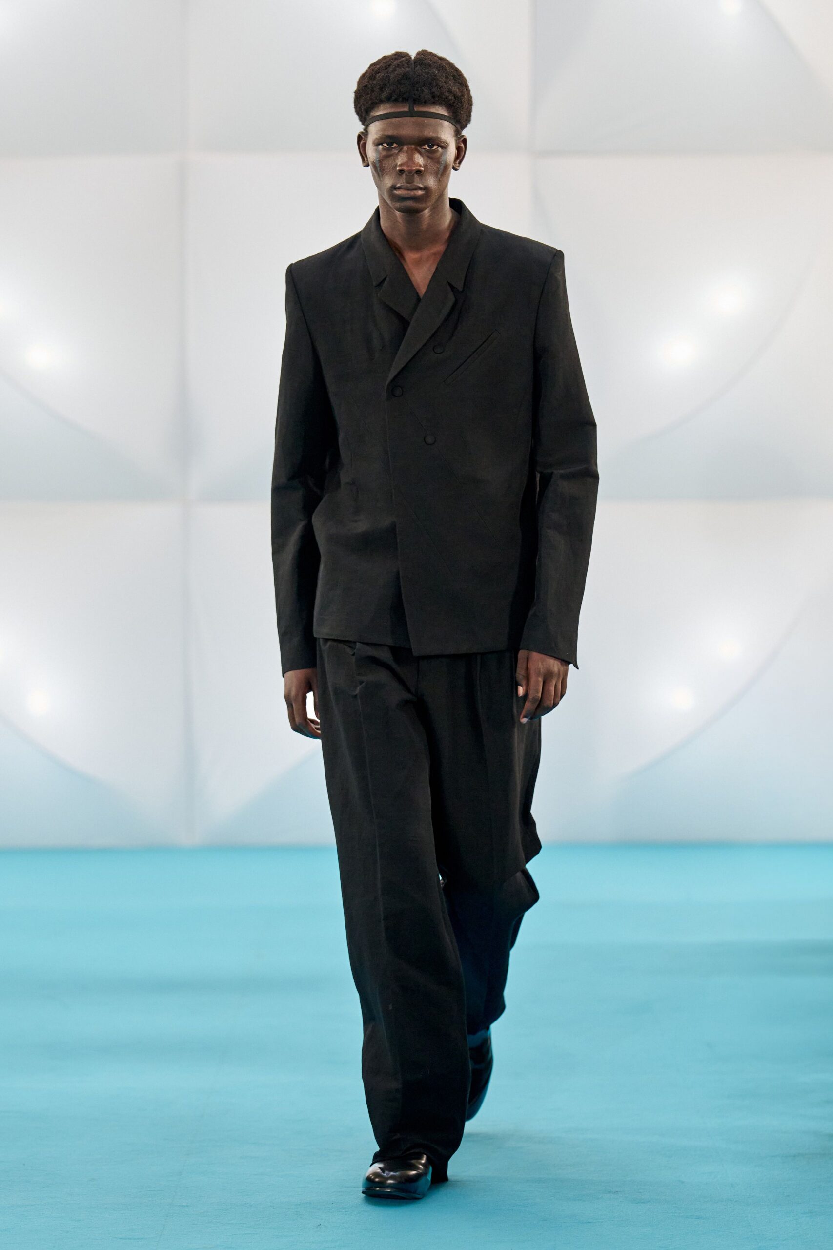 black long-sleeve collared tailored buttoned suit