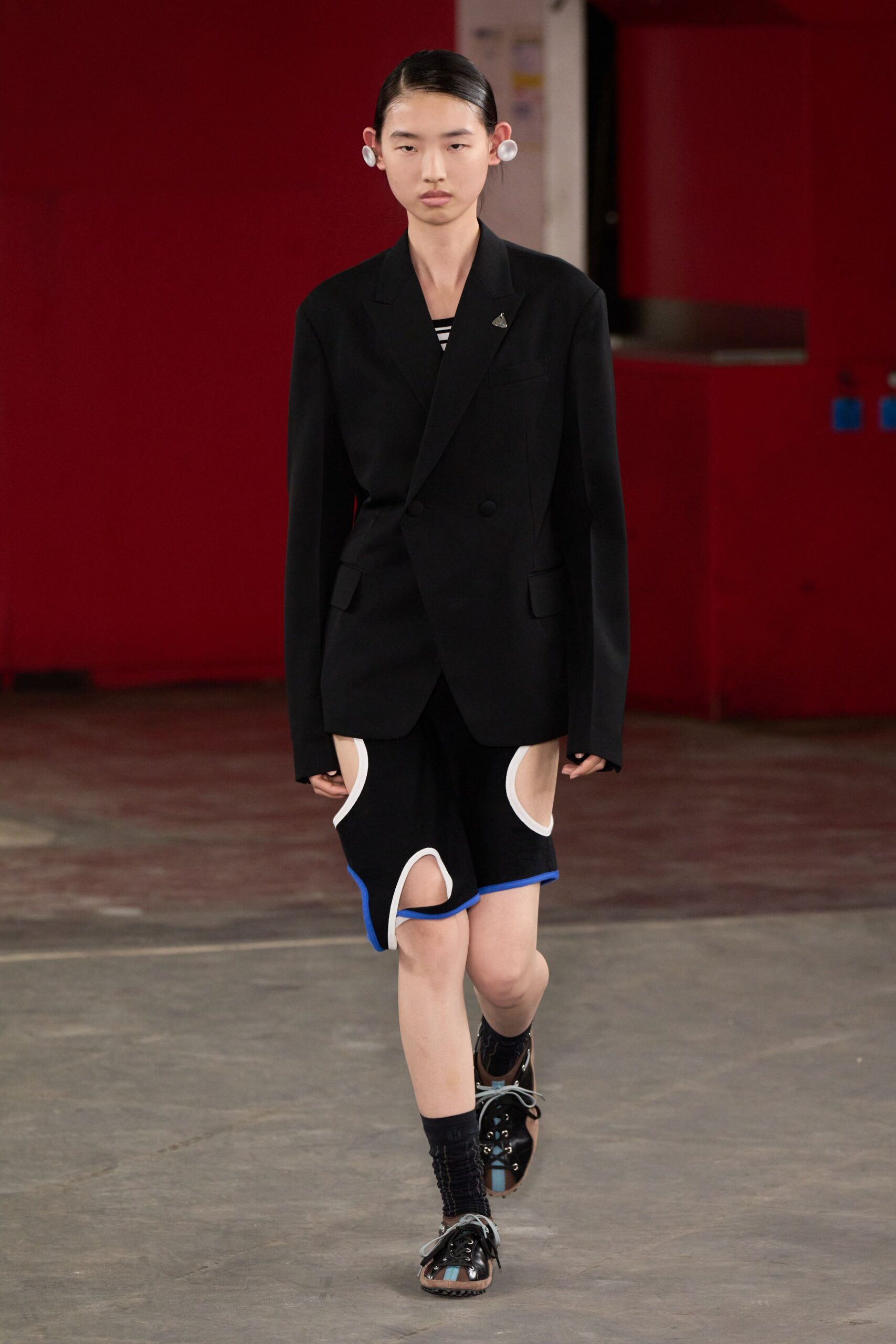 black long-sleeve collared structured blazer
