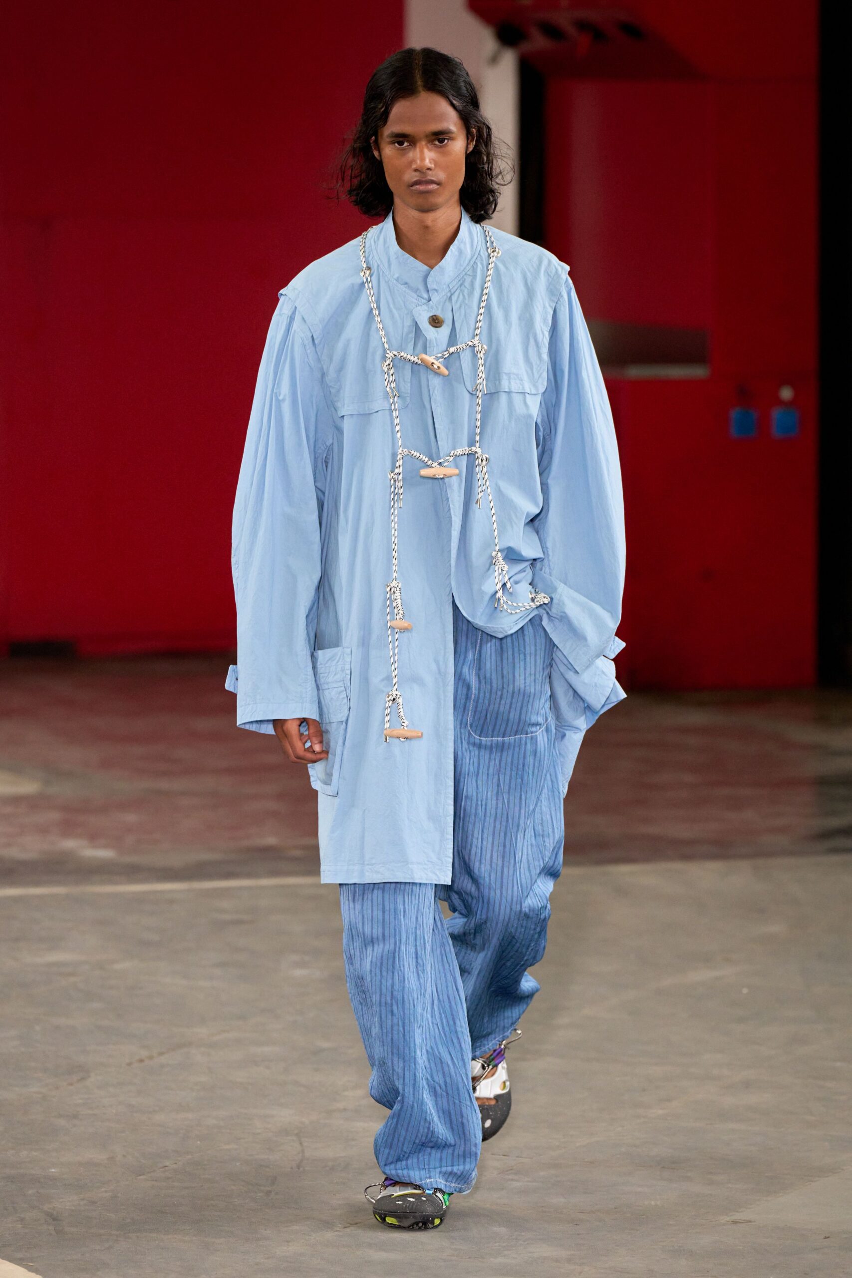 blue cotton relaxed pleated pants