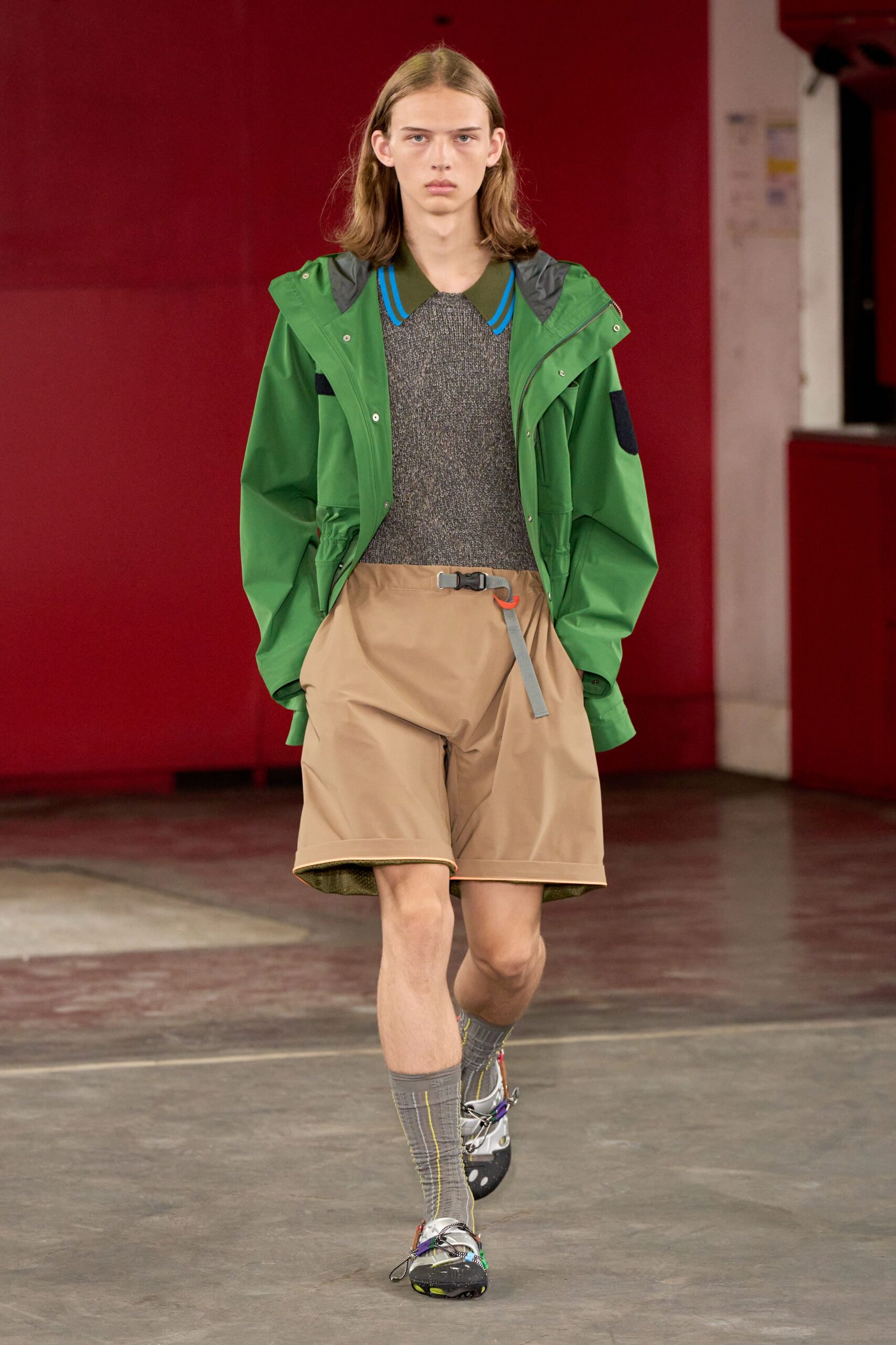green jacket gray top beige shorts