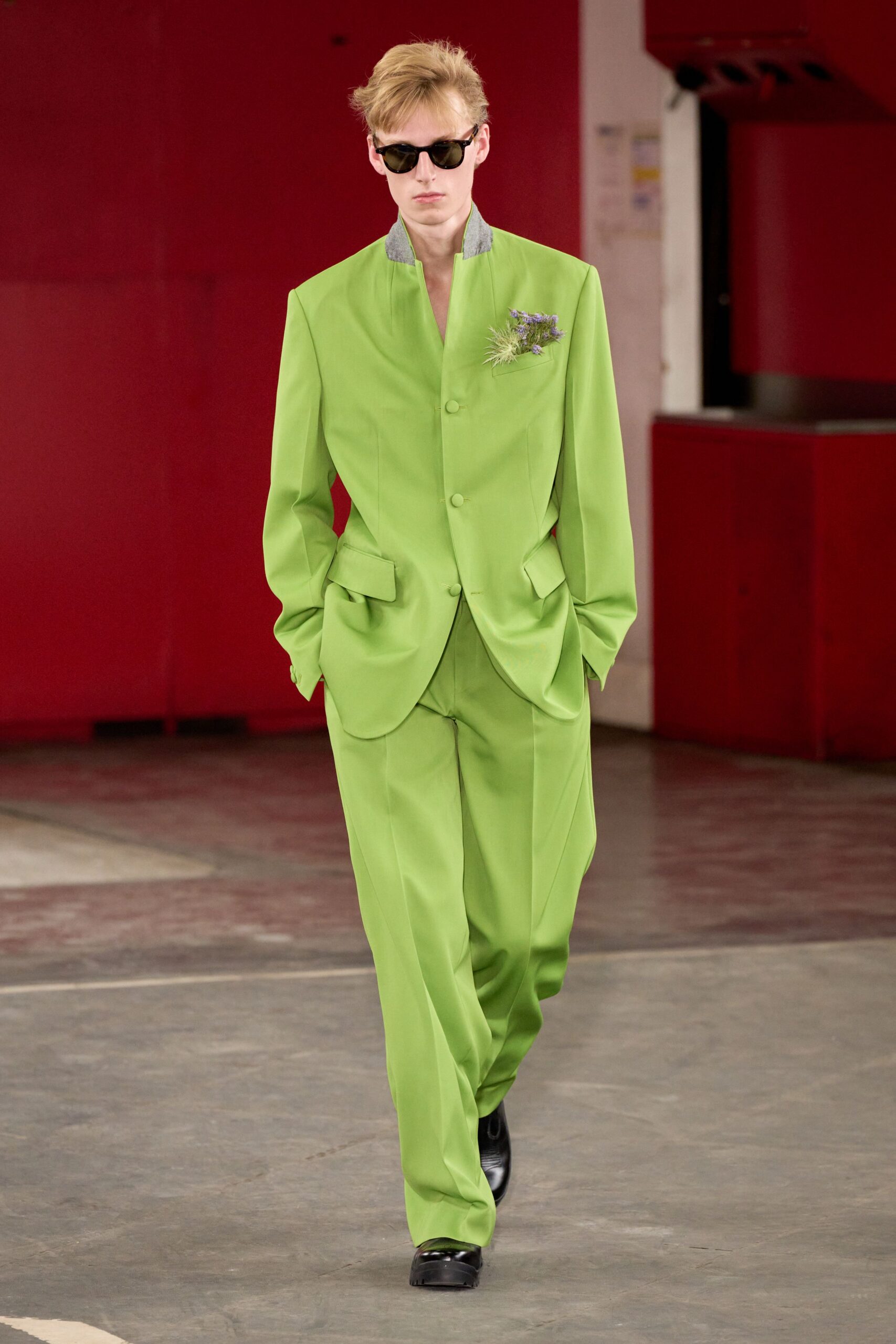 green long-sleeve collared tailored buttoned suit