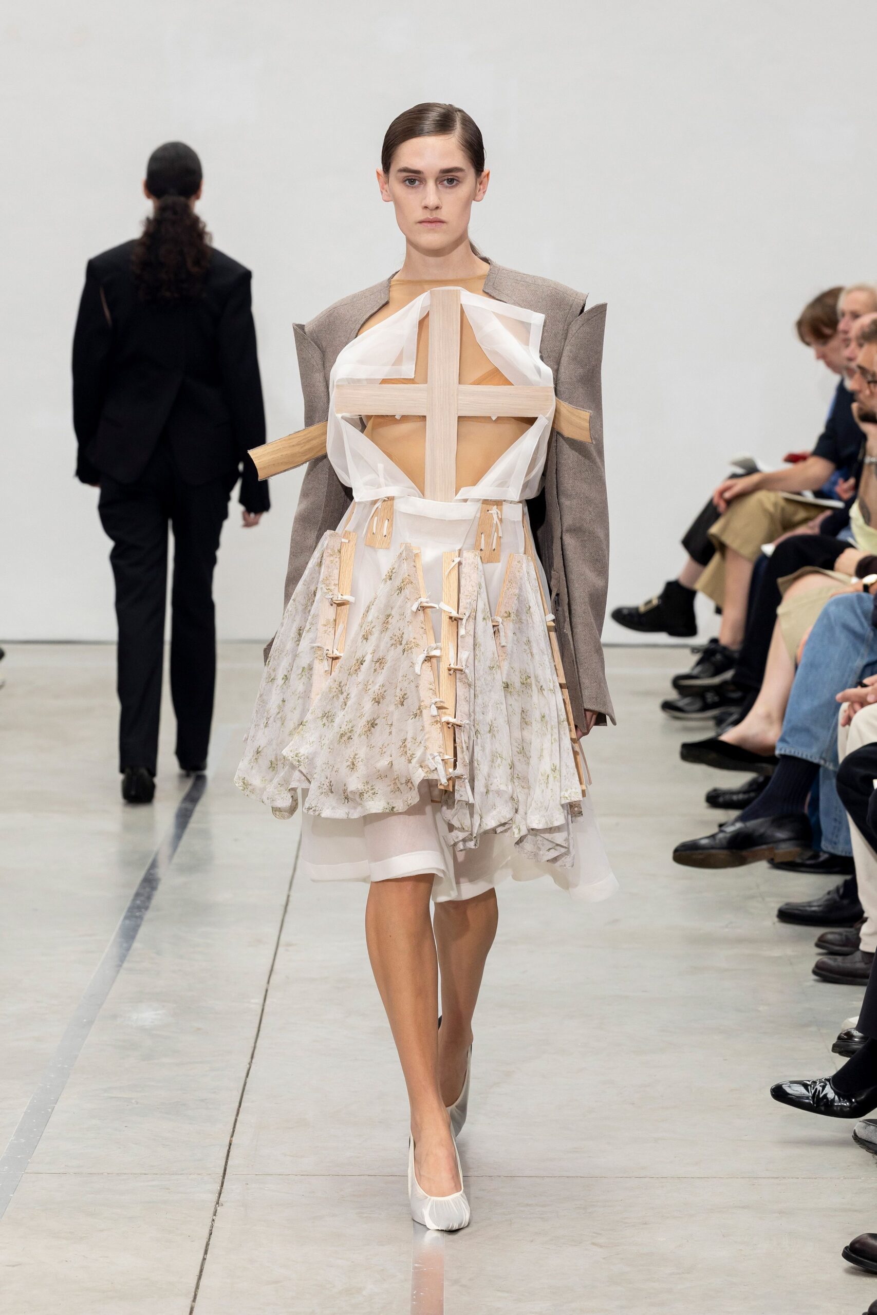 gray wool long-sleeve collared structured buttoned jacket
