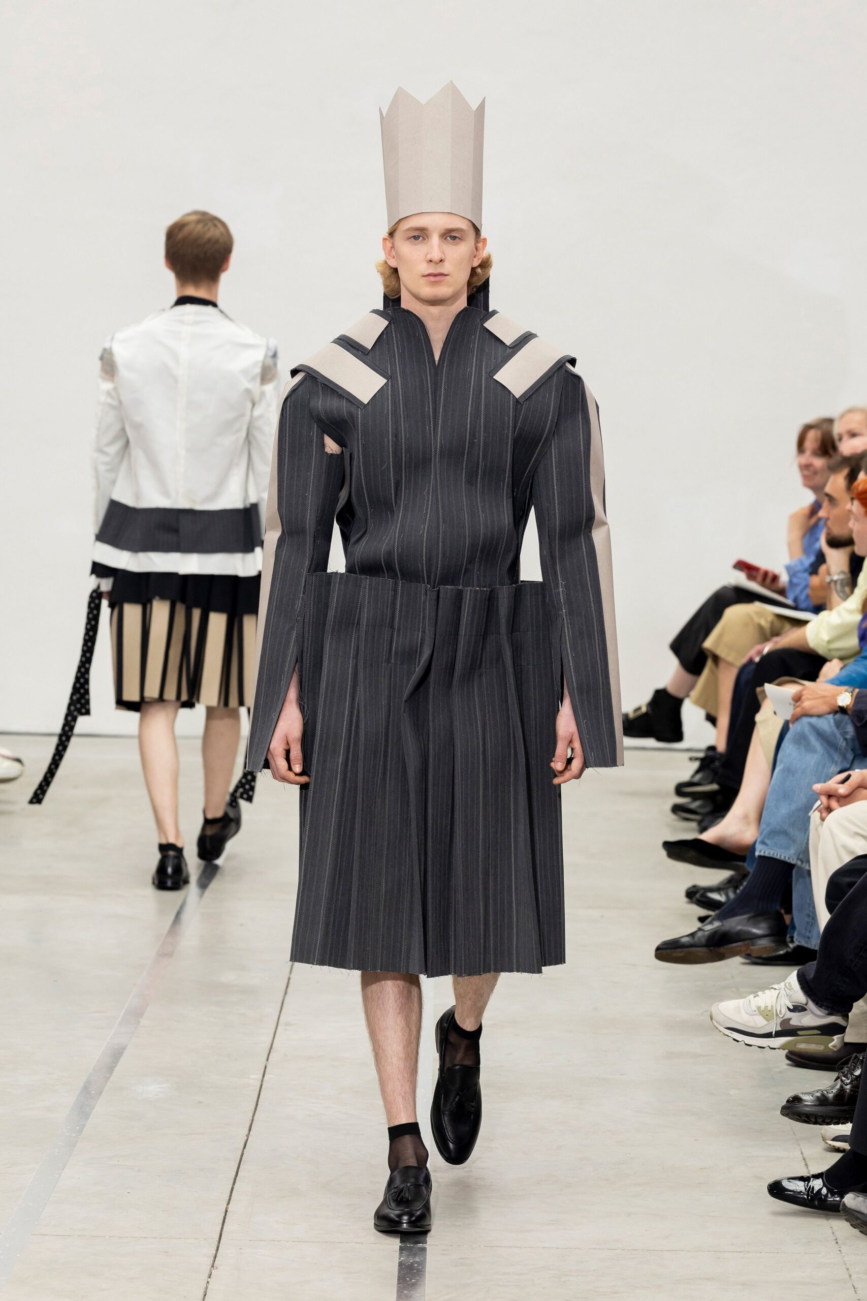 black cotton long-sleeve collared fitted pleated zippered dress