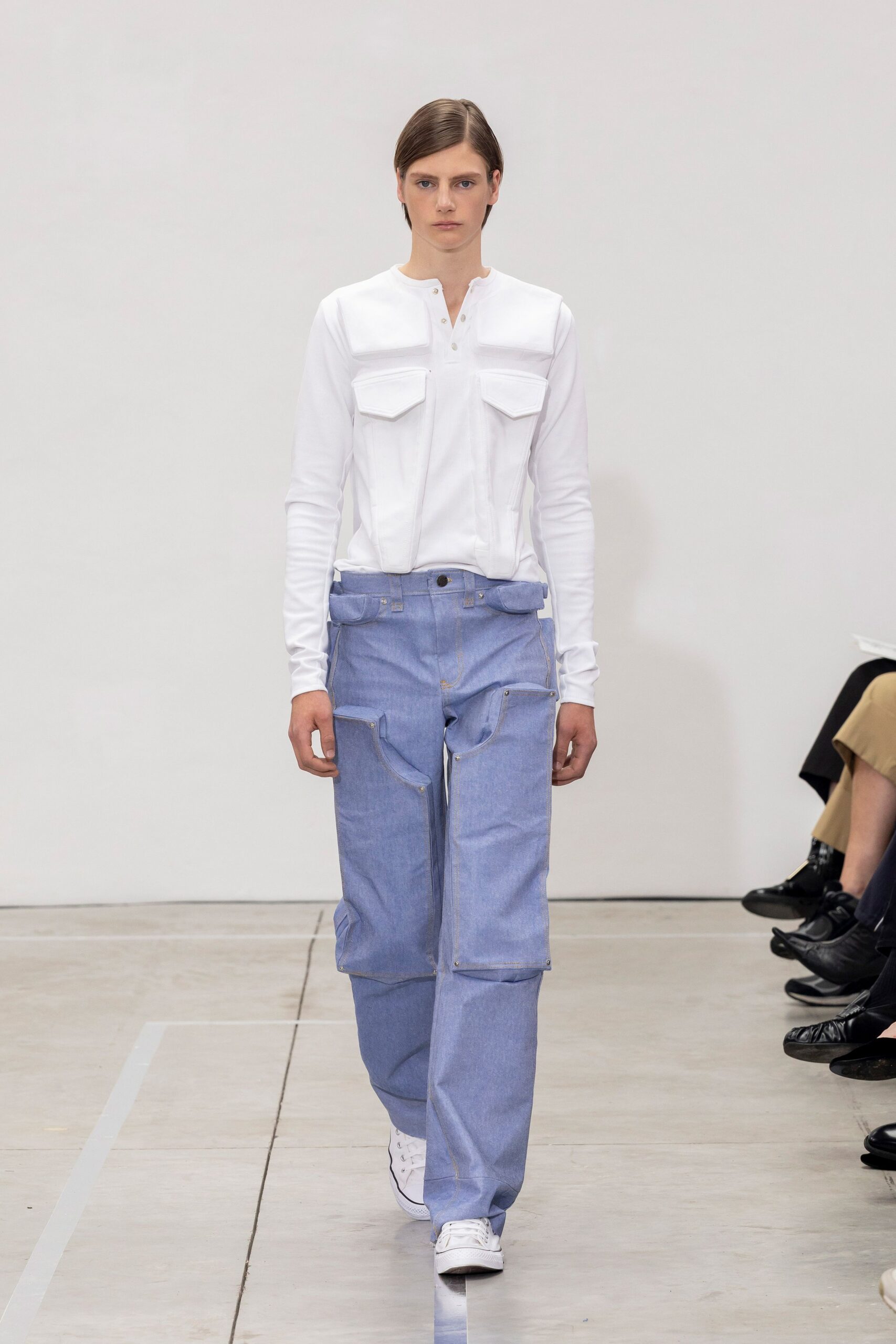 white cotton long-sleeve collared fitted buttoned pockets shirt