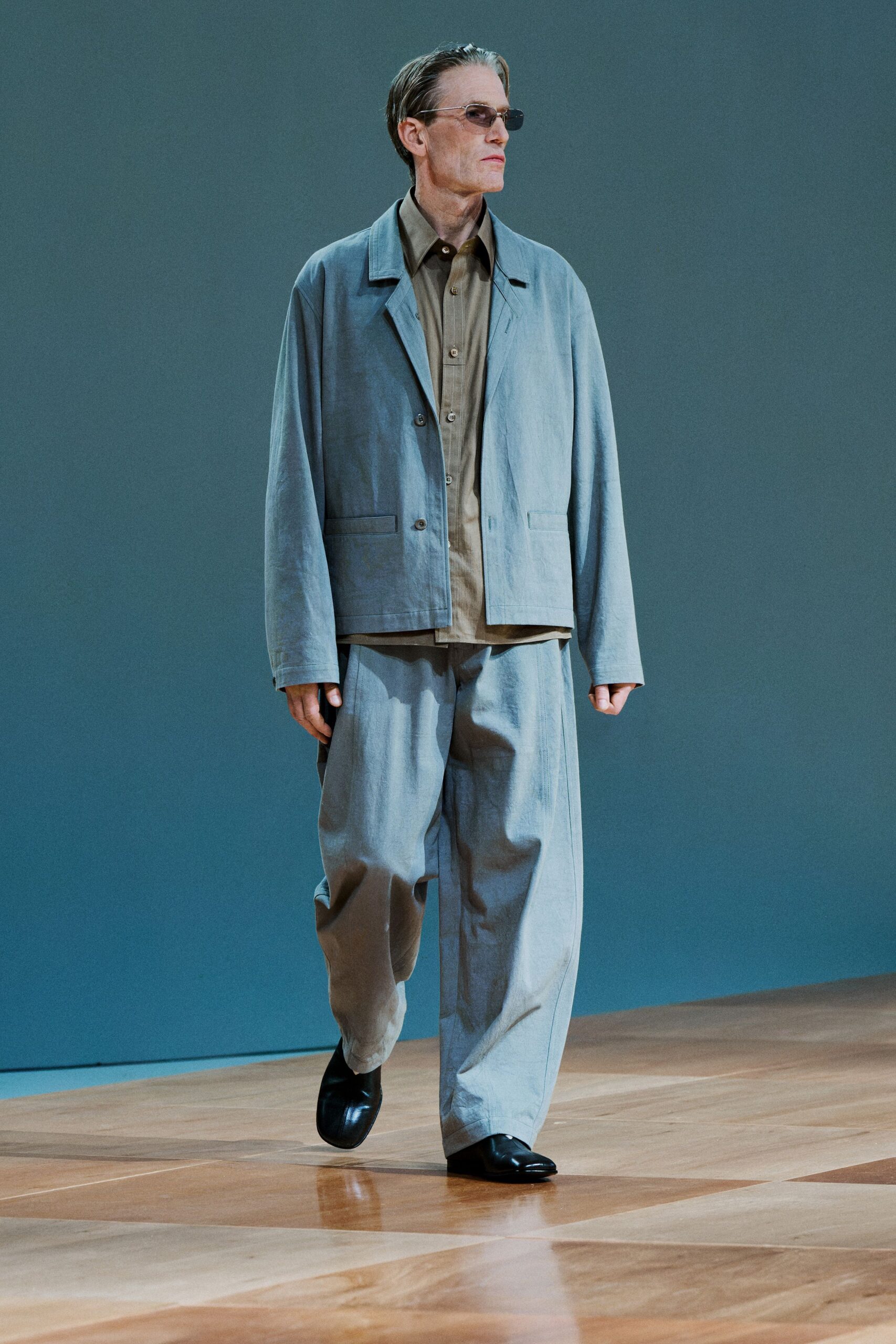 gray cotton long-sleeve collared relaxed buttoned jacket