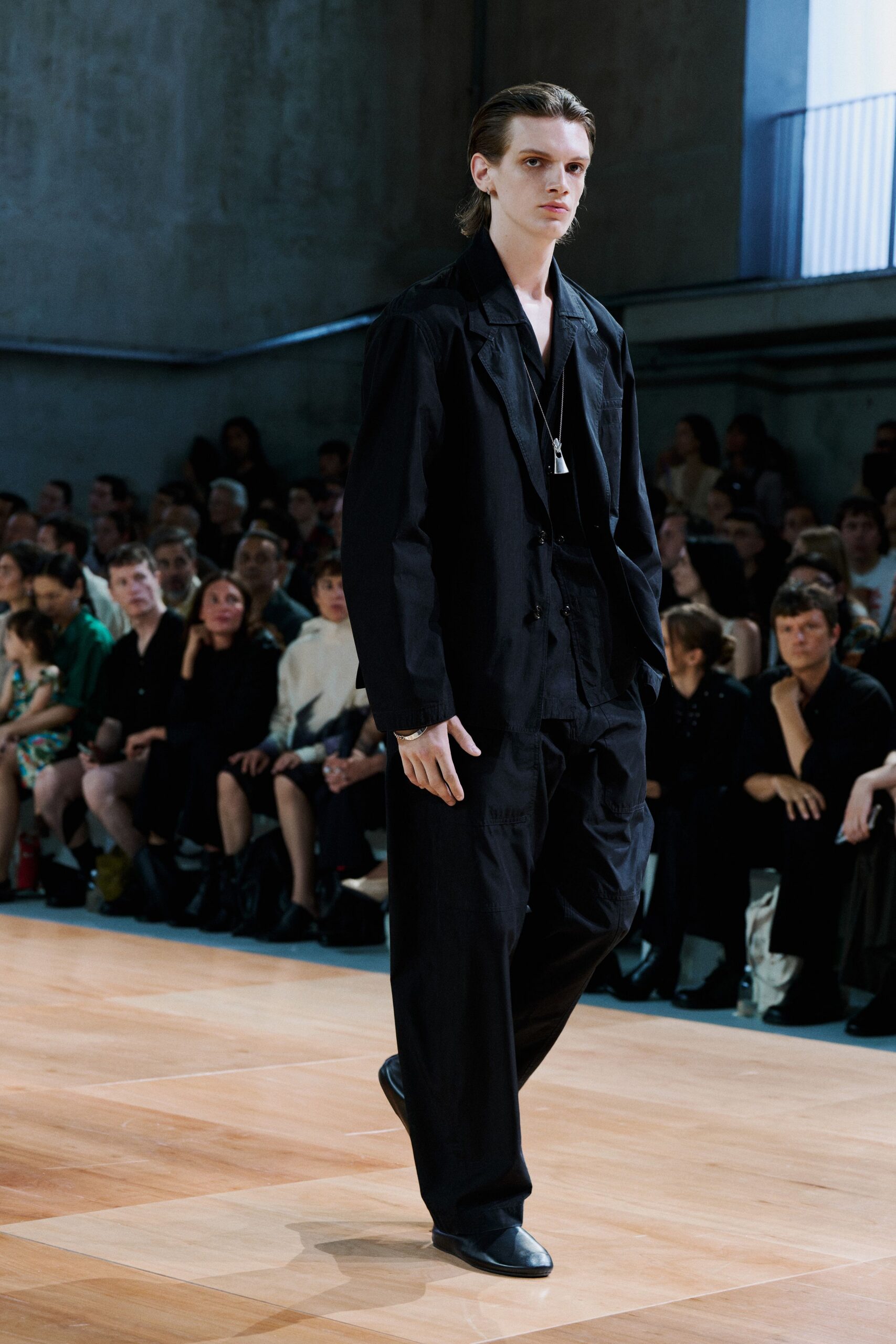 black cotton long-sleeve collared relaxed suit