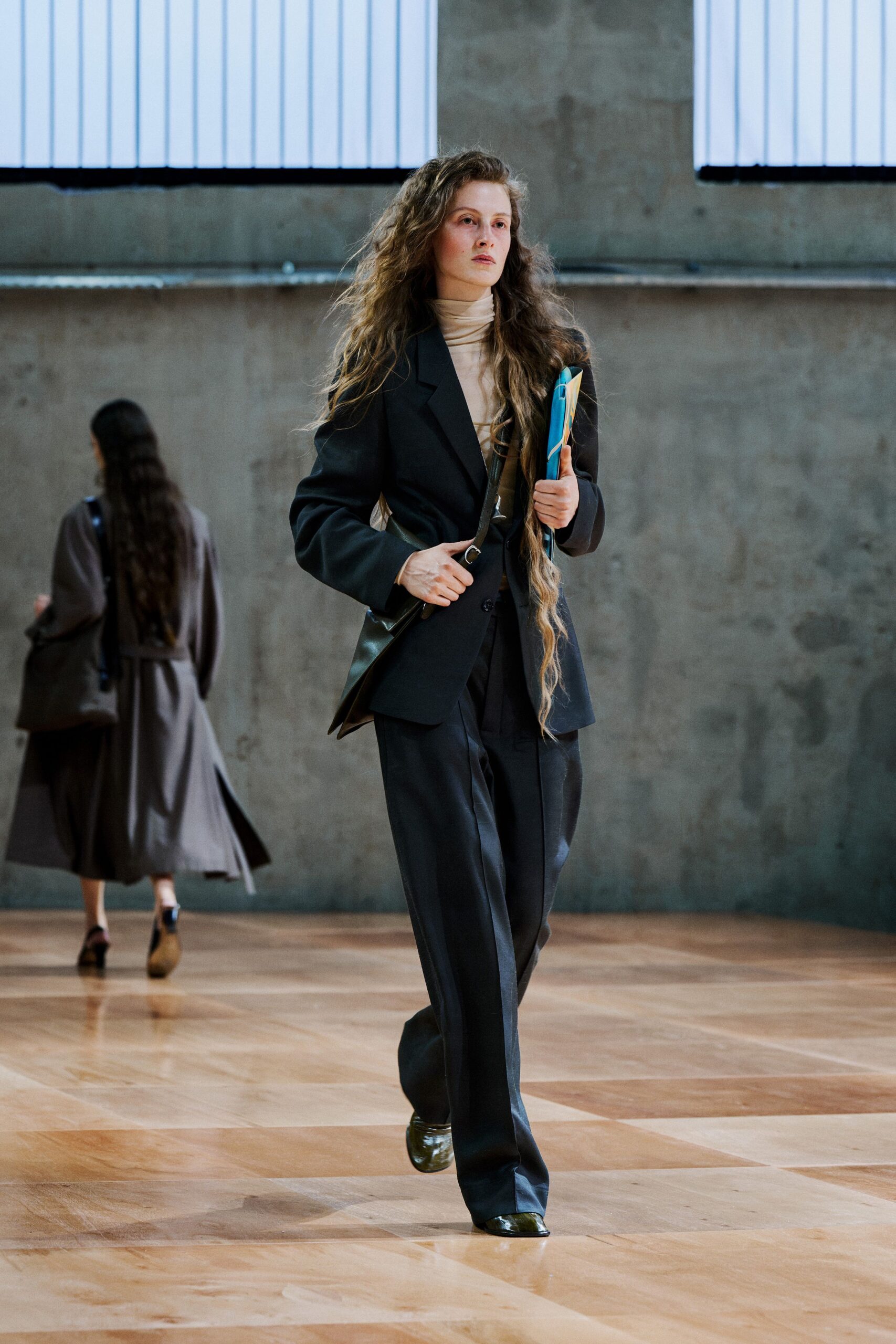 black wool long-sleeve collared tailored buttoned suit