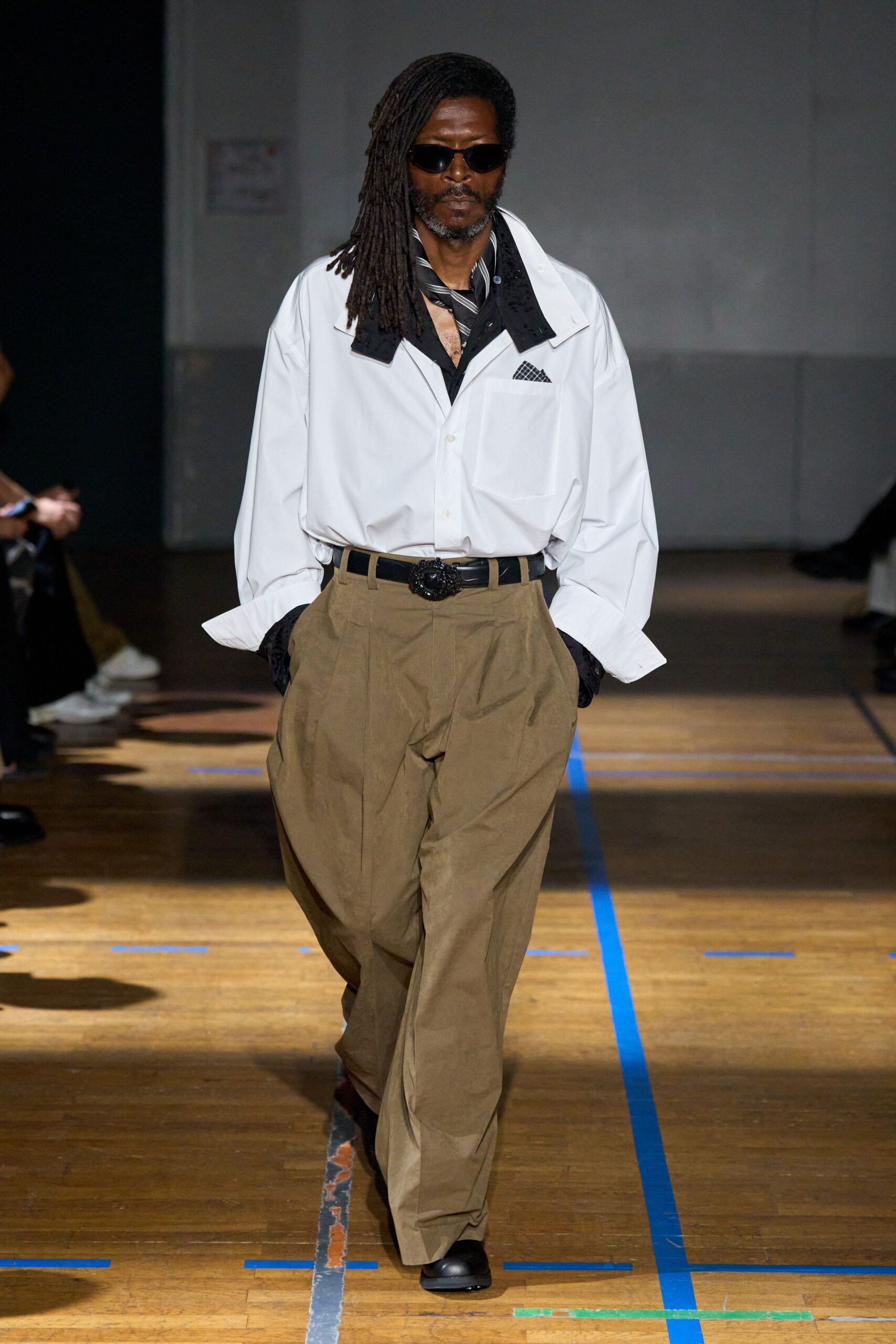 beige cotton relaxed pleated pants