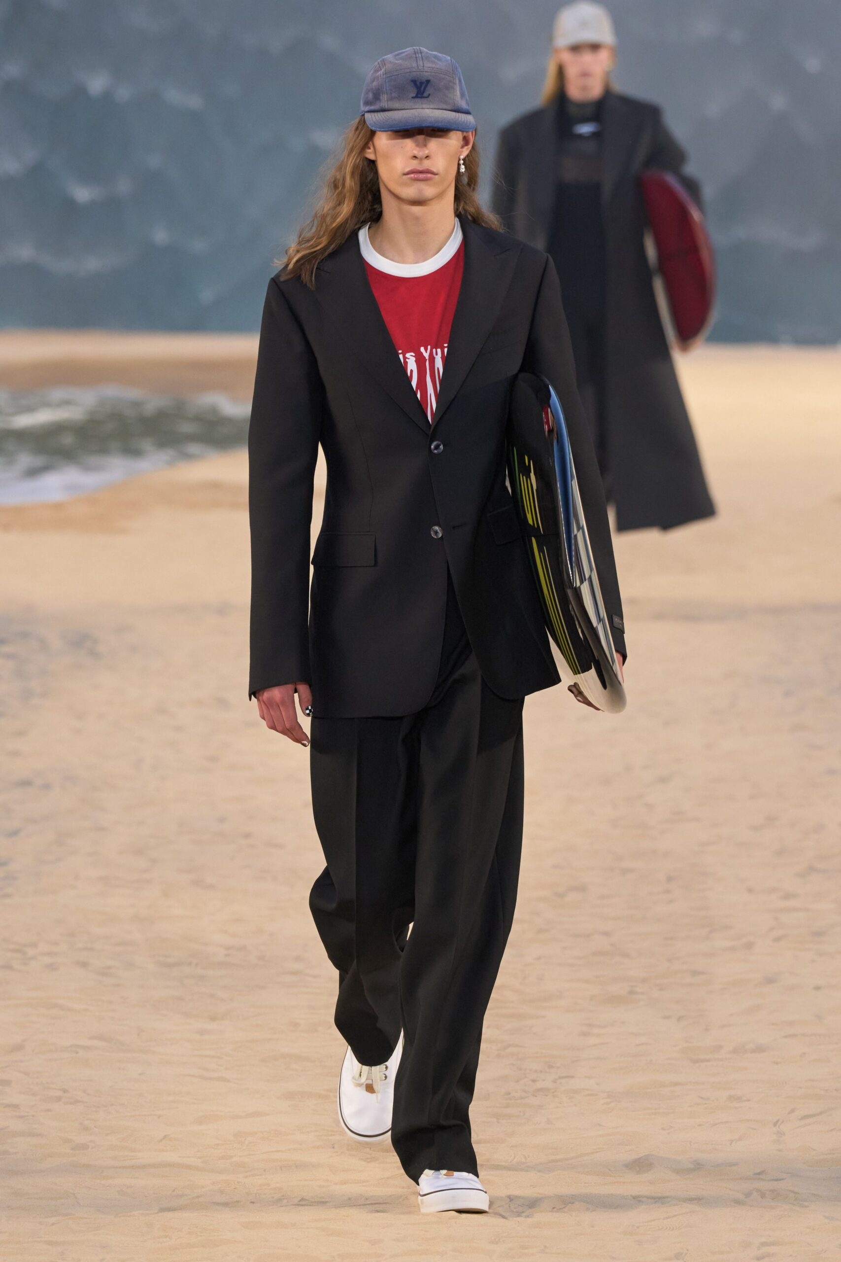 black long-sleeve collared tailored buttoned blazer
