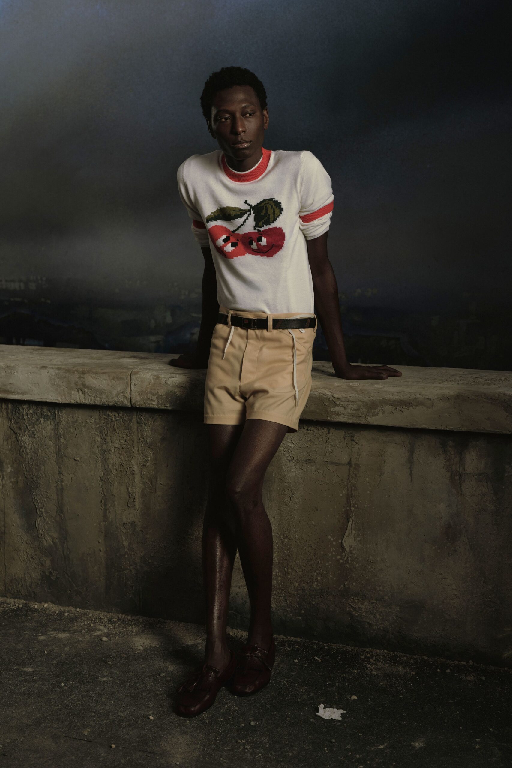 beige cotton fitted straight-leg short shorts