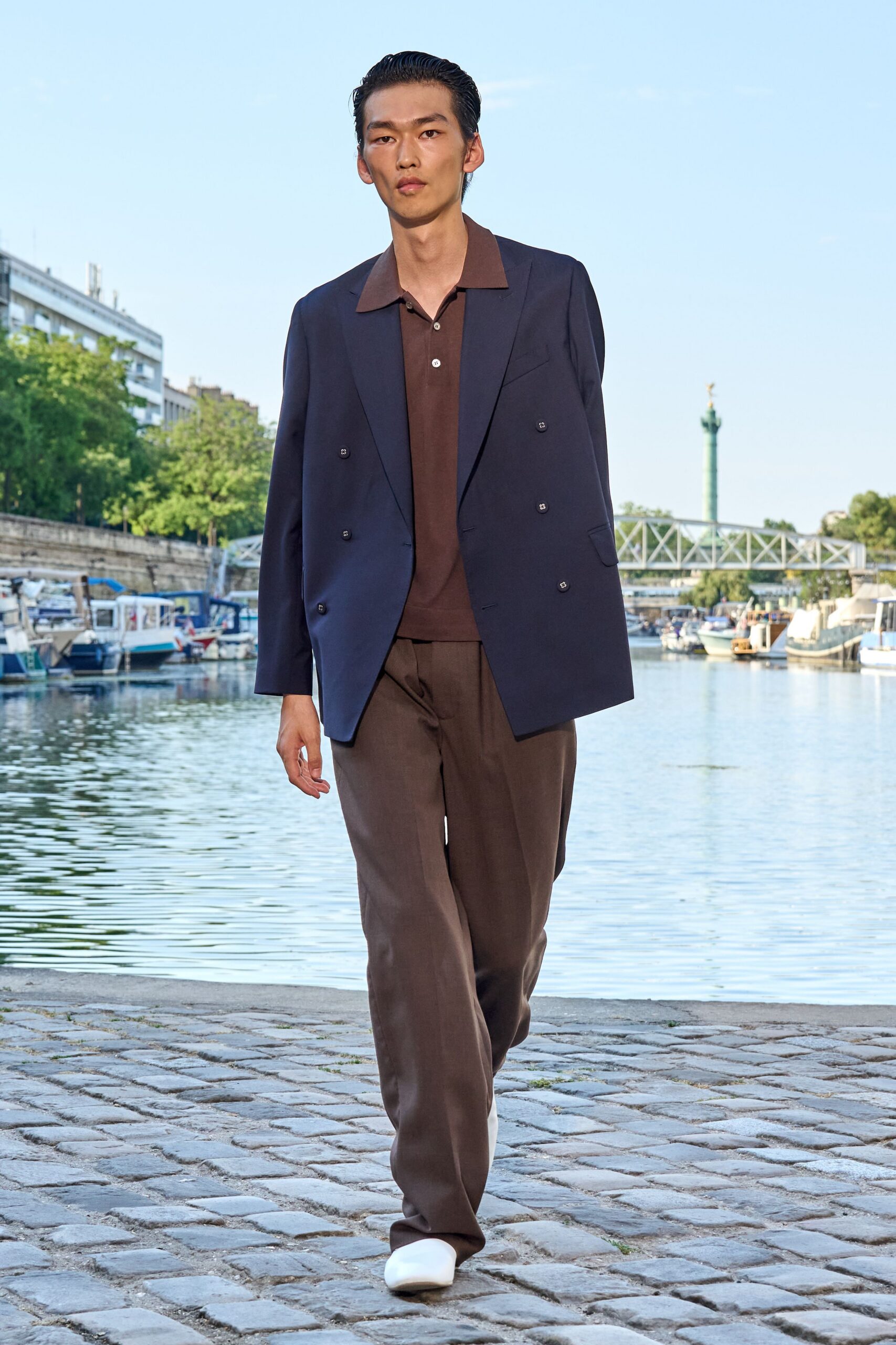 brown short-sleeve collared fitted shirt