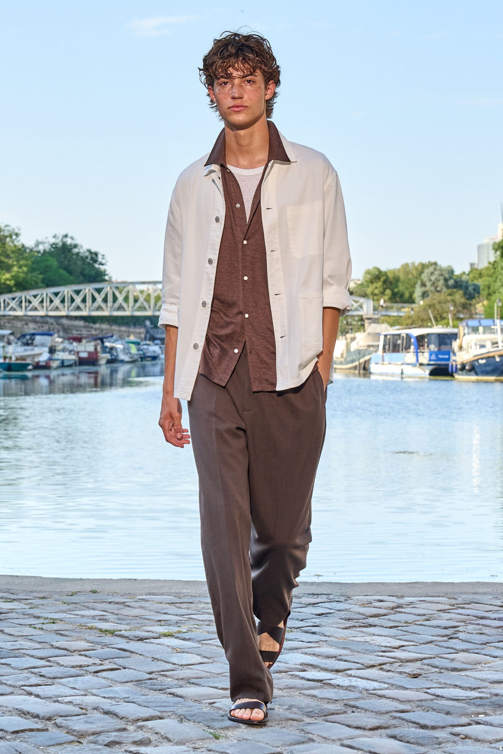 brown cotton short-sleeve v-neck fitted top
