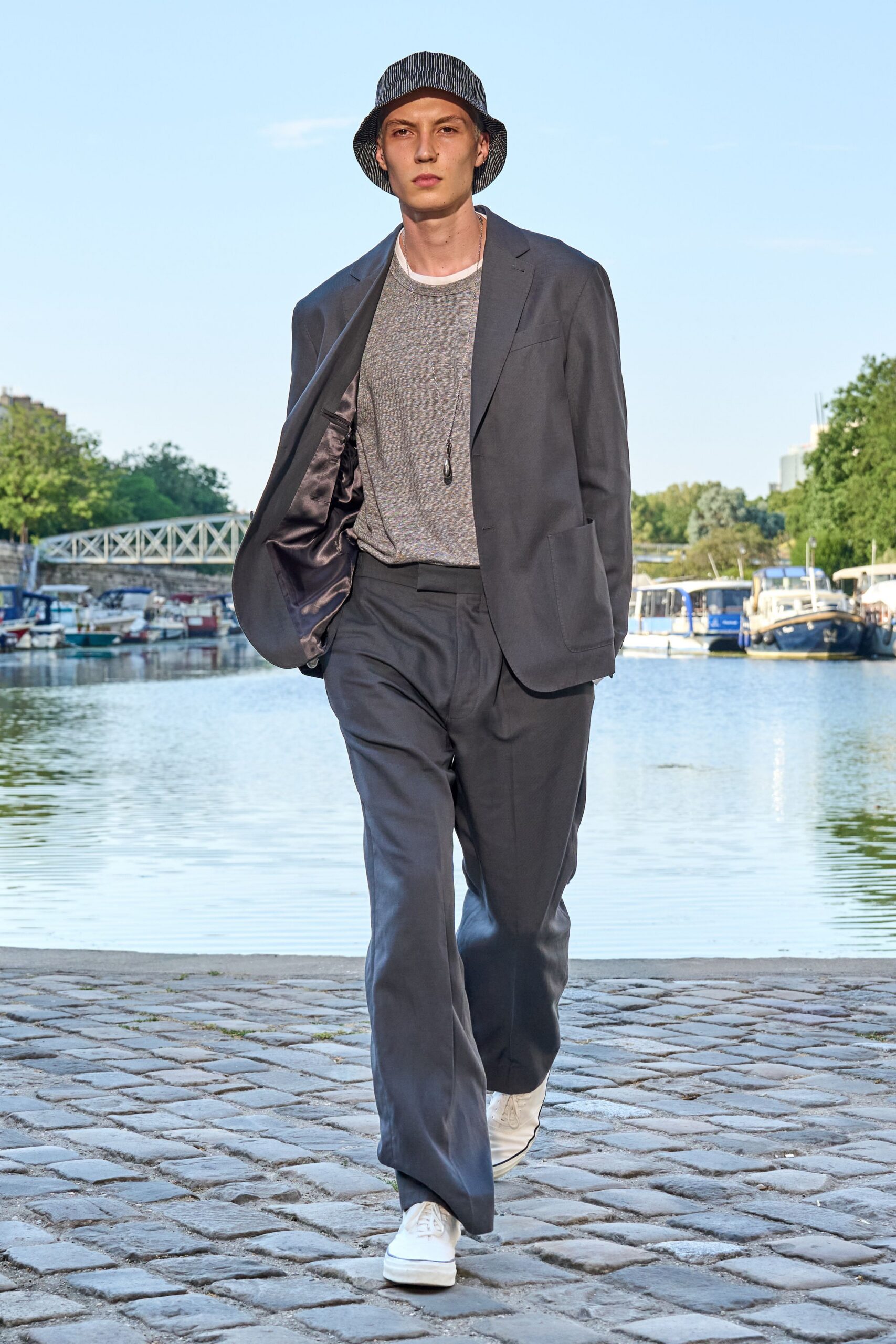 gray cotton long-sleeve collared tailored buttoned suit