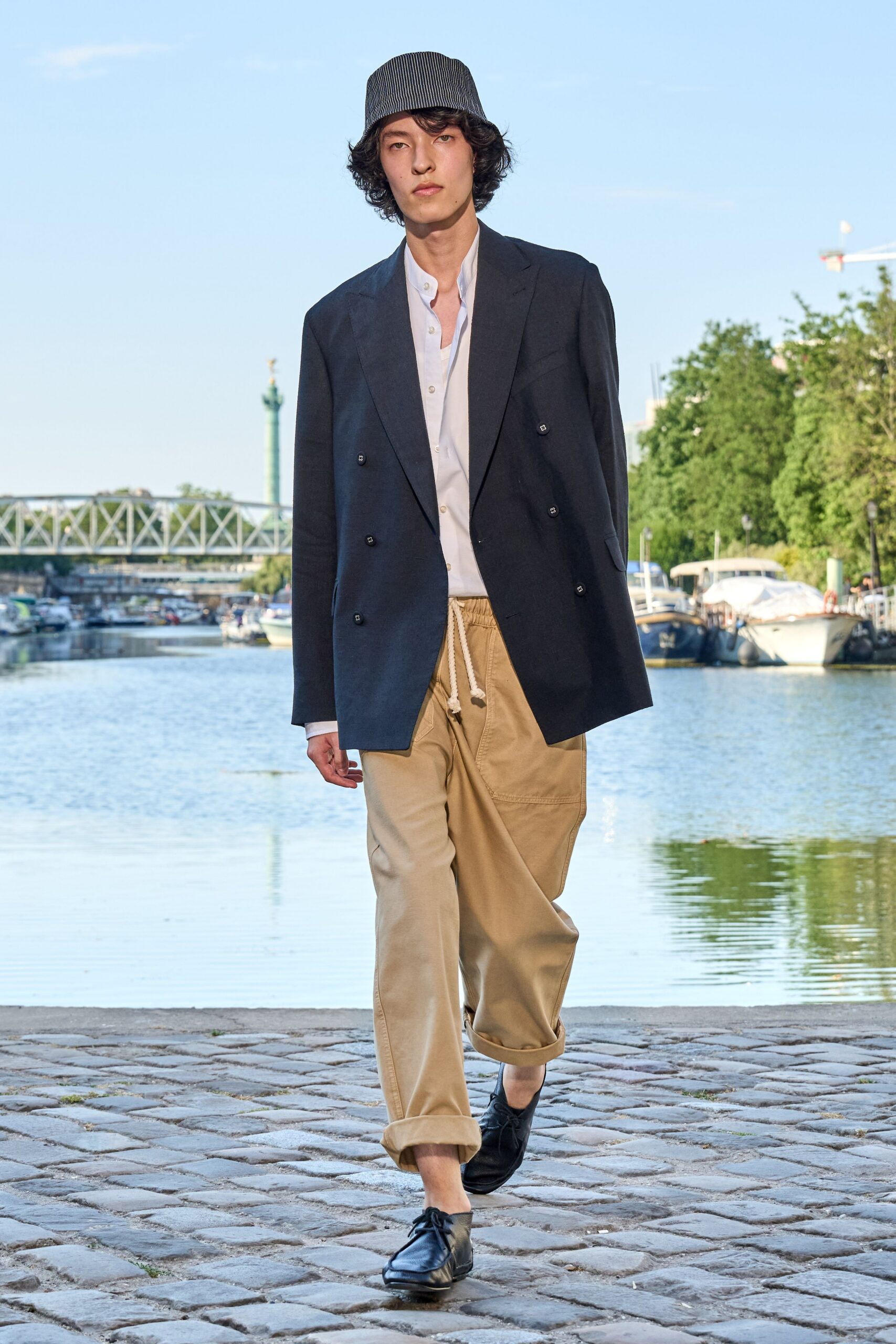 black long-sleeve double-breasted structured blazer