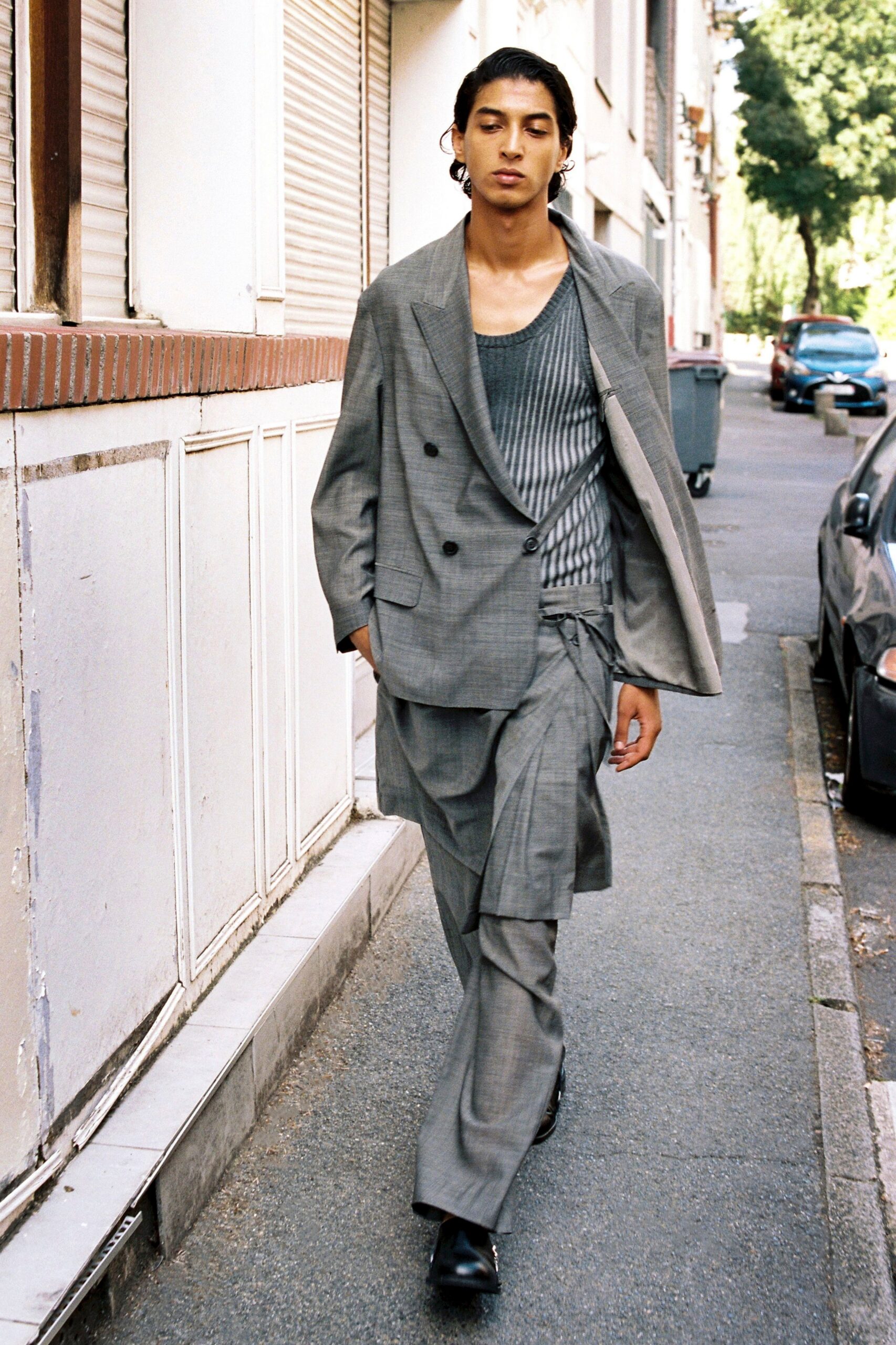 gray cotton long-sleeve collared tailored buttoned pleated suit