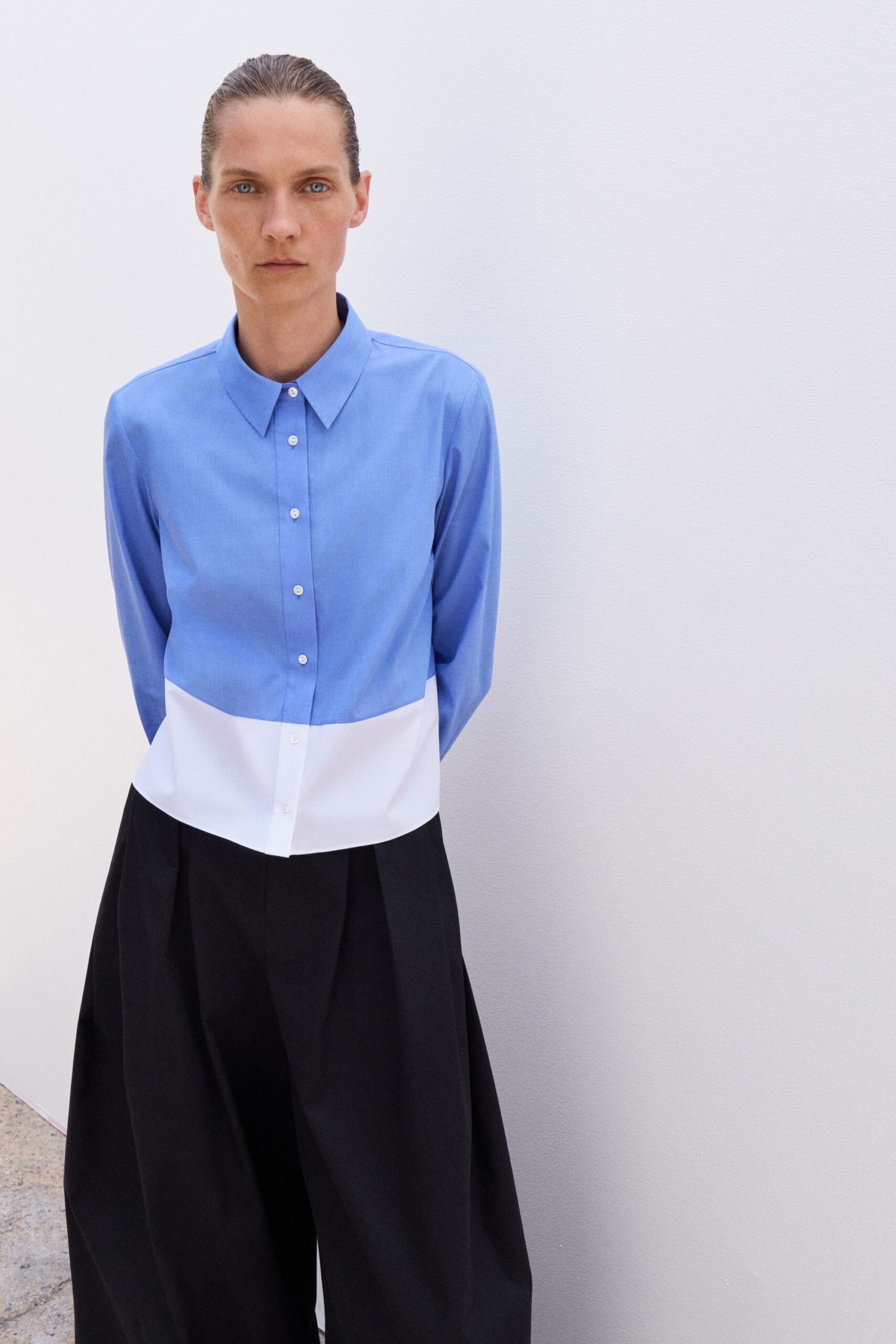 blue cotton long-sleeve collared relaxed buttoned shirt