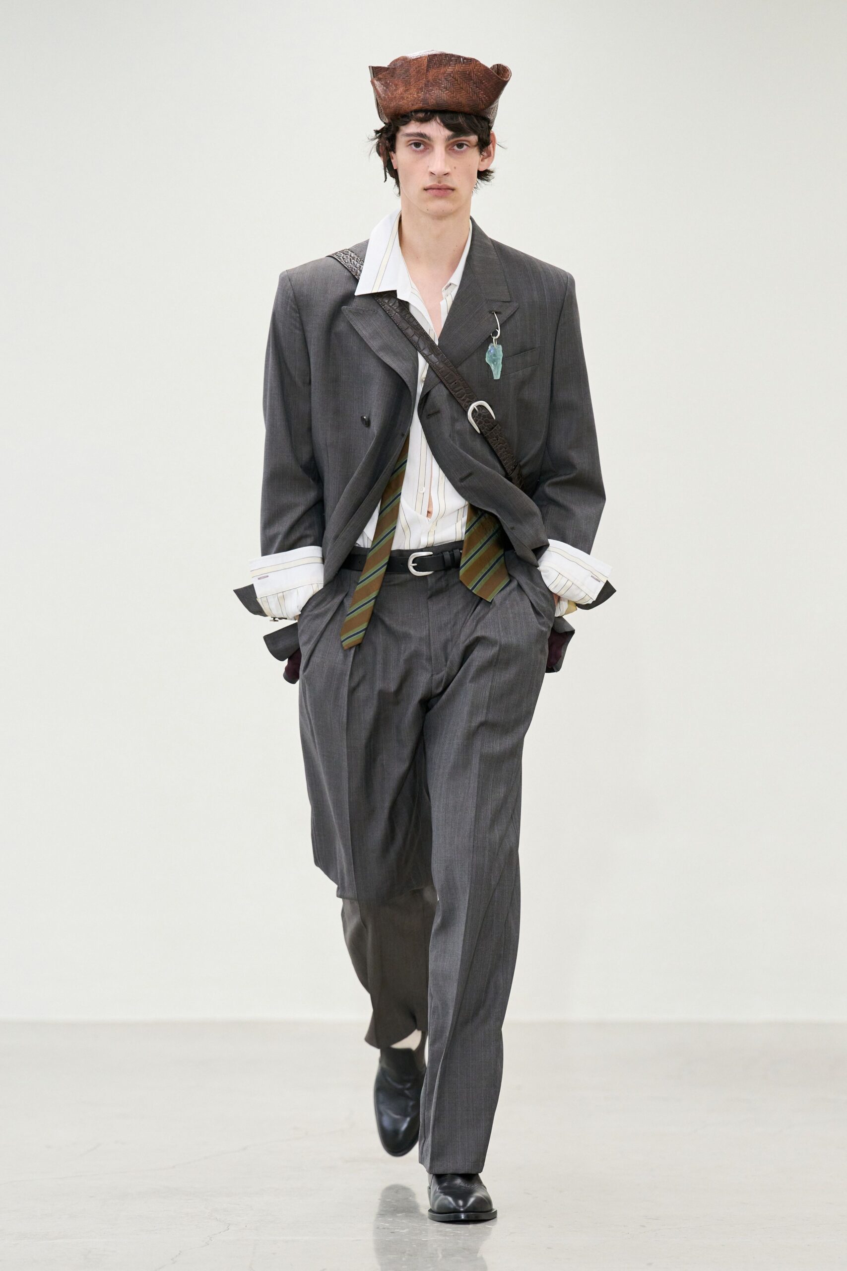 gray wool long-sleeve collared tailored buttoned pleated suit