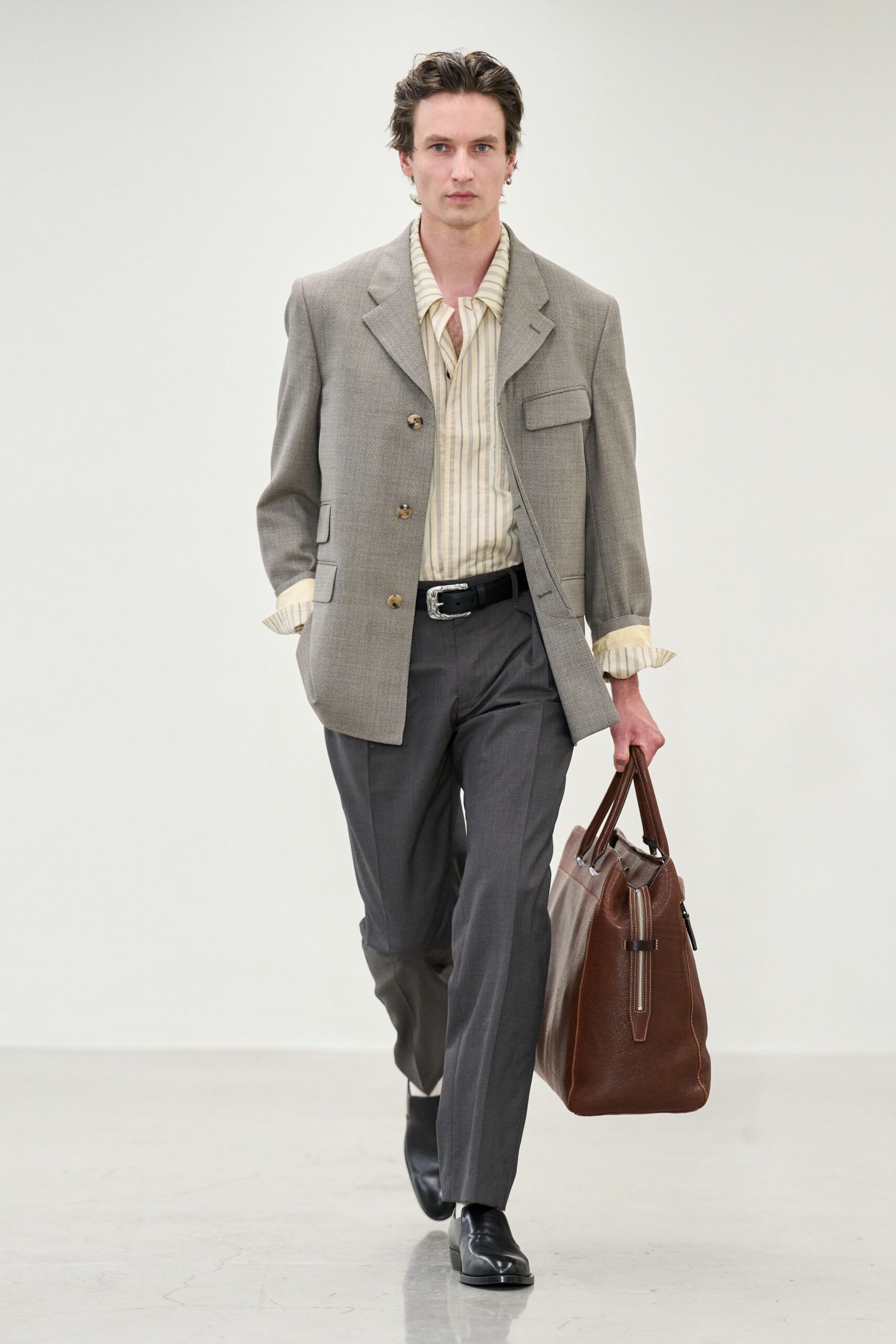 gray wool long-sleeve collared tailored buttoned blazer