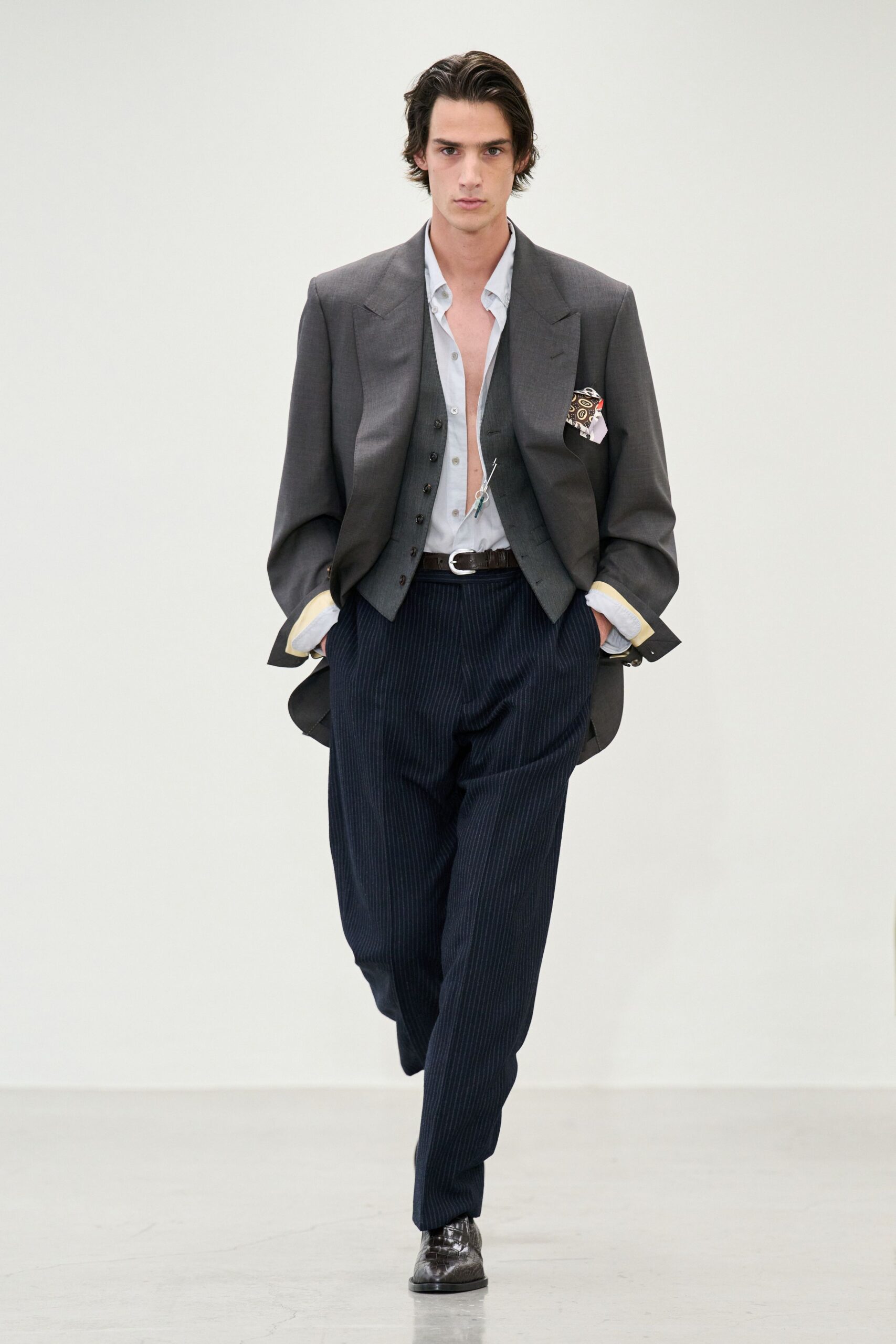 gray wool long-sleeve collared tailored buttoned blazer