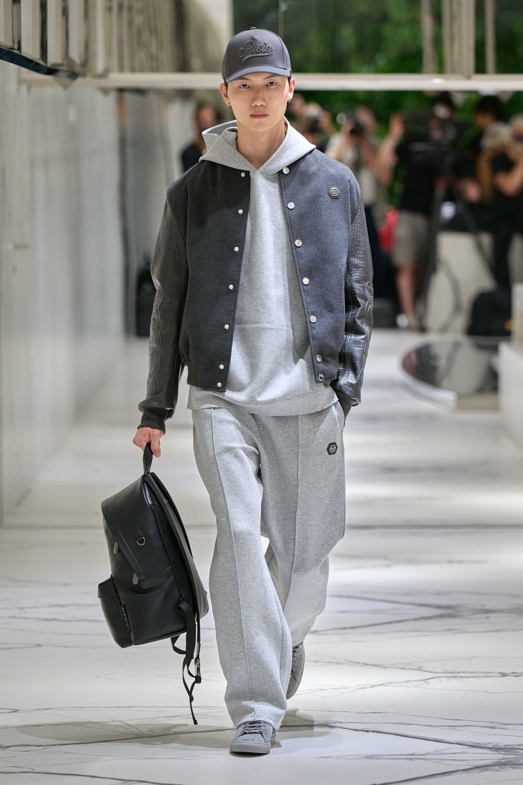 black cotton long-sleeve collared relaxed buttoned jacket