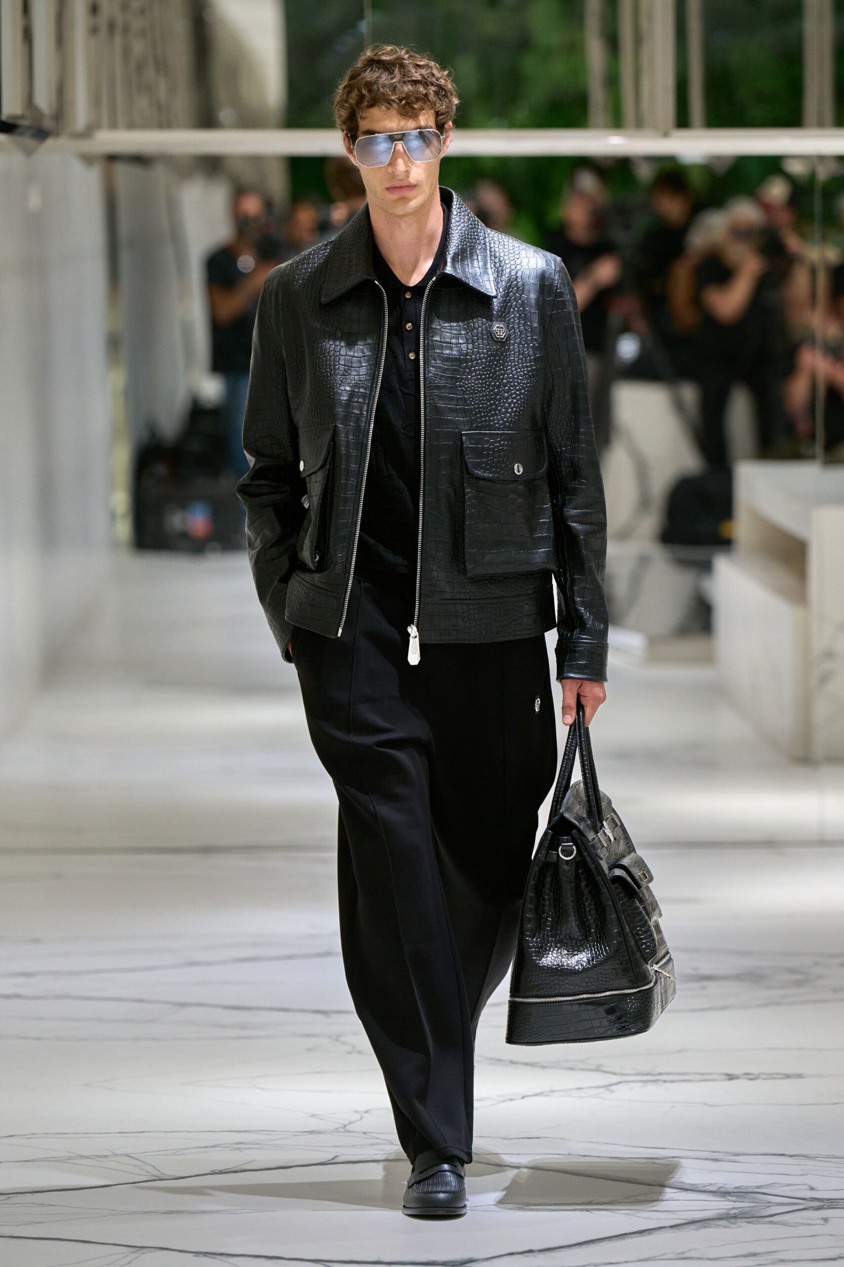black cotton short-sleeve collared fitted shirt