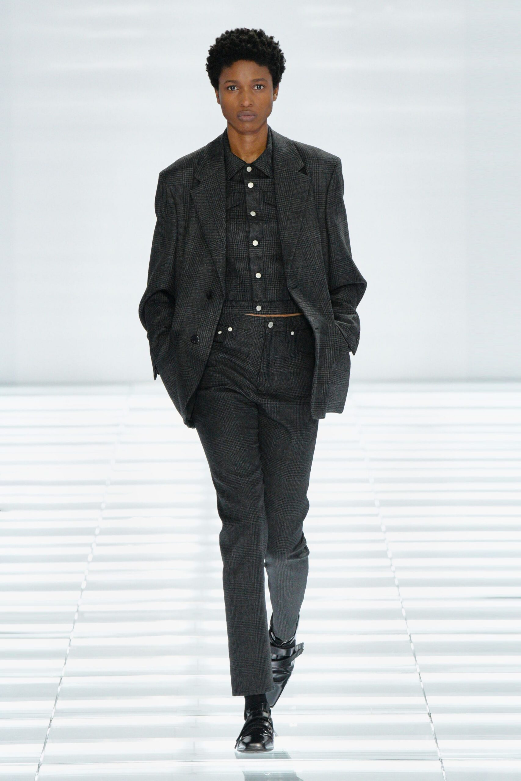 black cotton long-sleeve collared fitted shirt