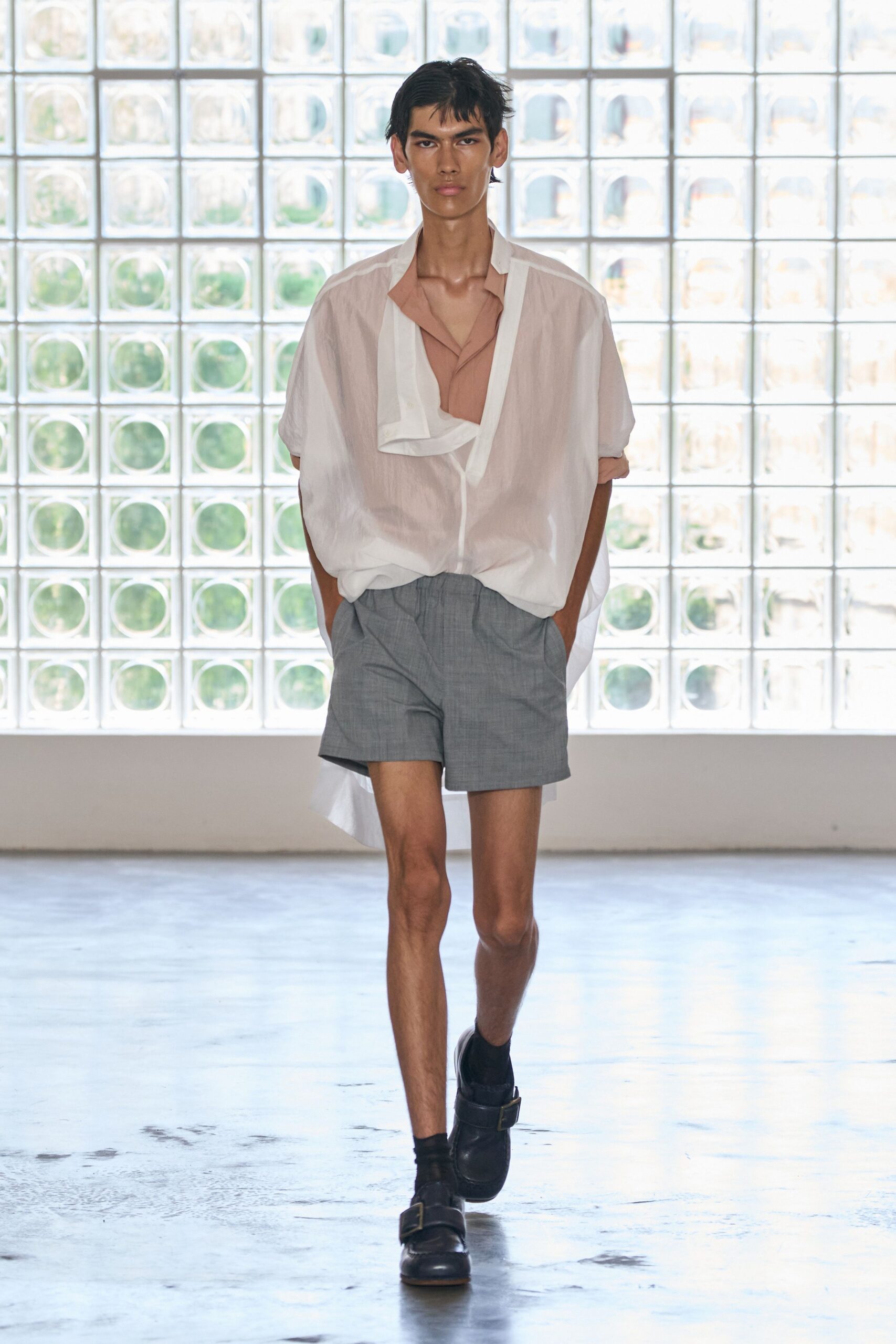 gray cotton relaxed pleated short shorts