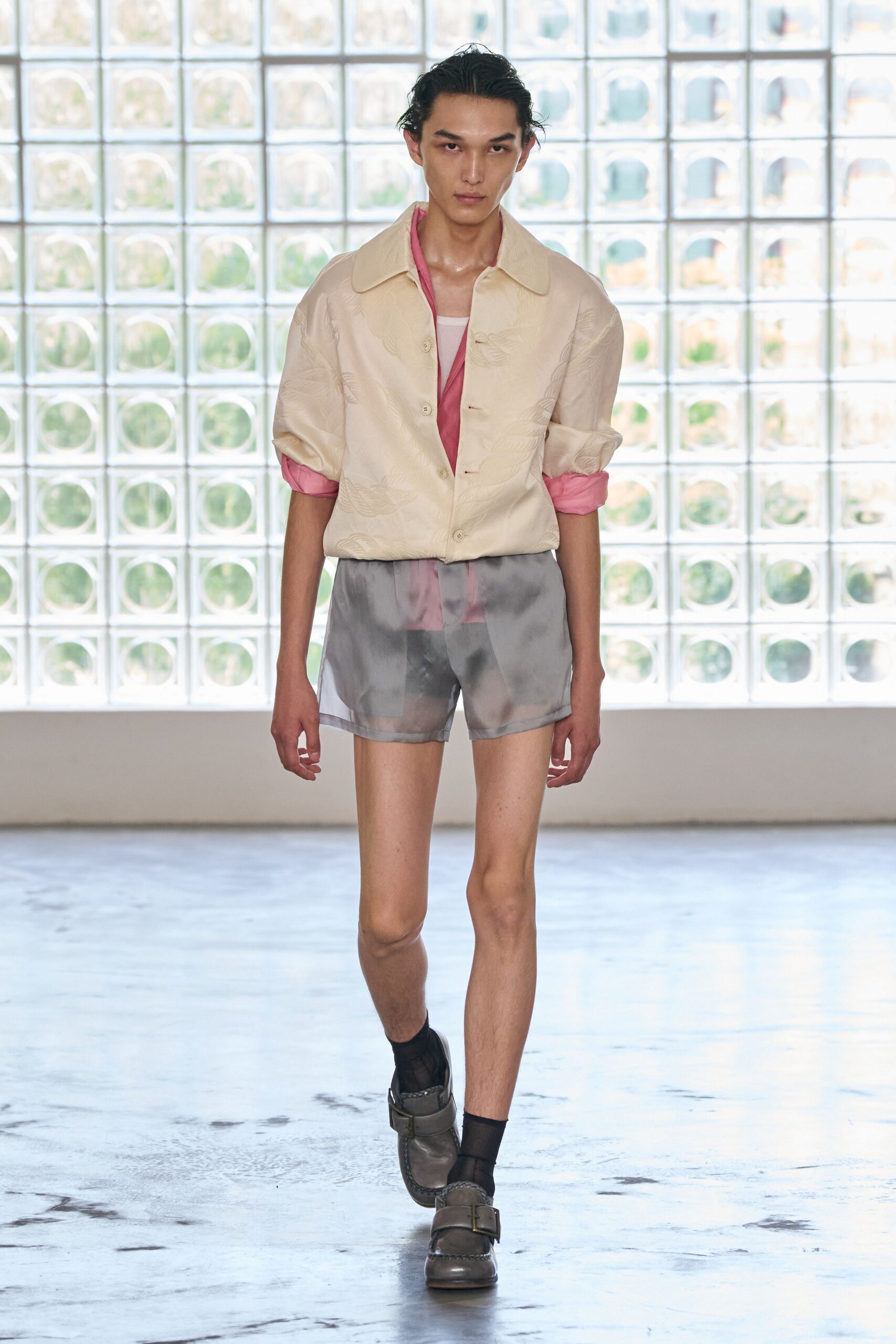 pink cotton short-sleeve collared fitted shirt