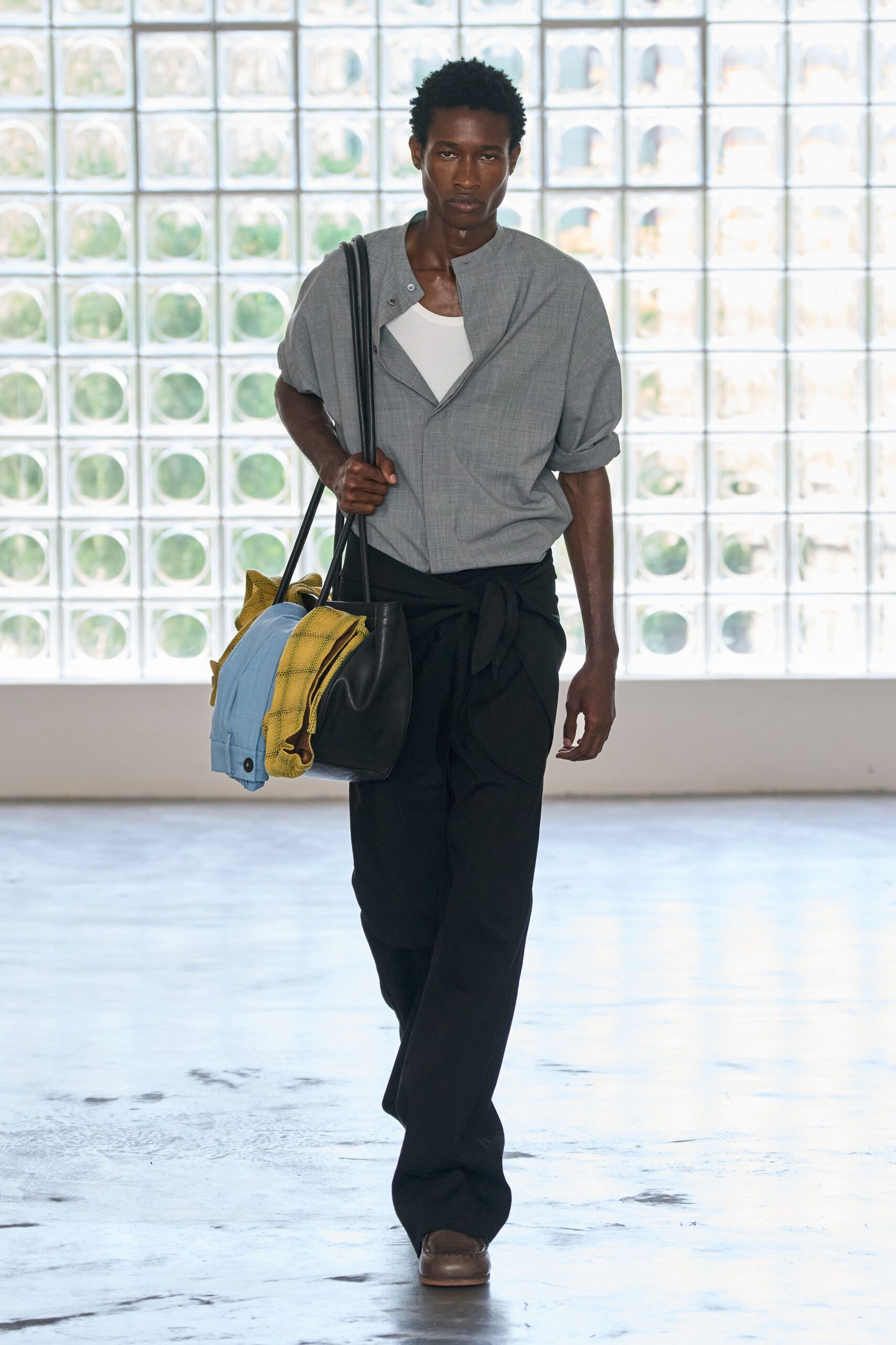 gray cotton short-sleeve collared relaxed buttoned shirt