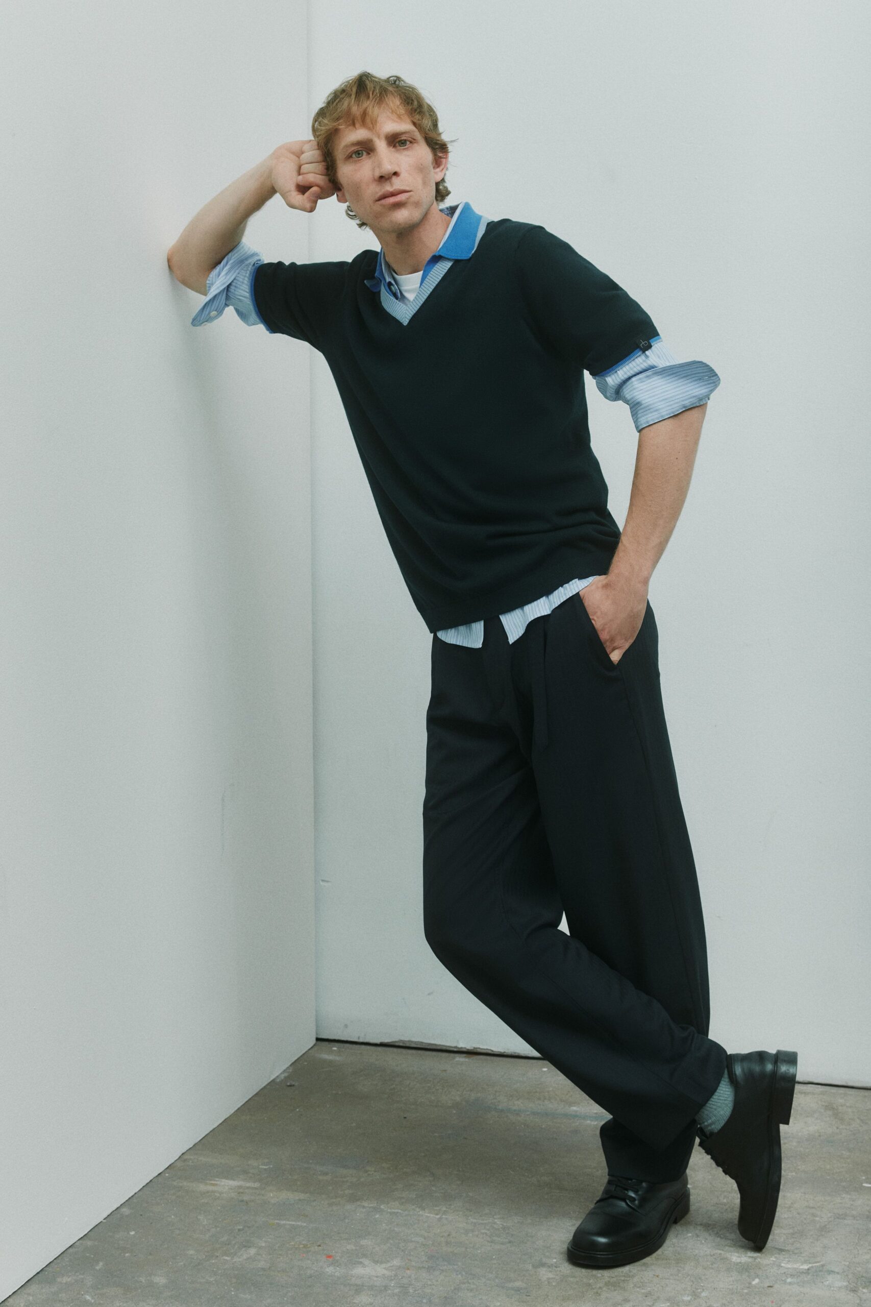blue cotton long-sleeve collared fitted shirt
