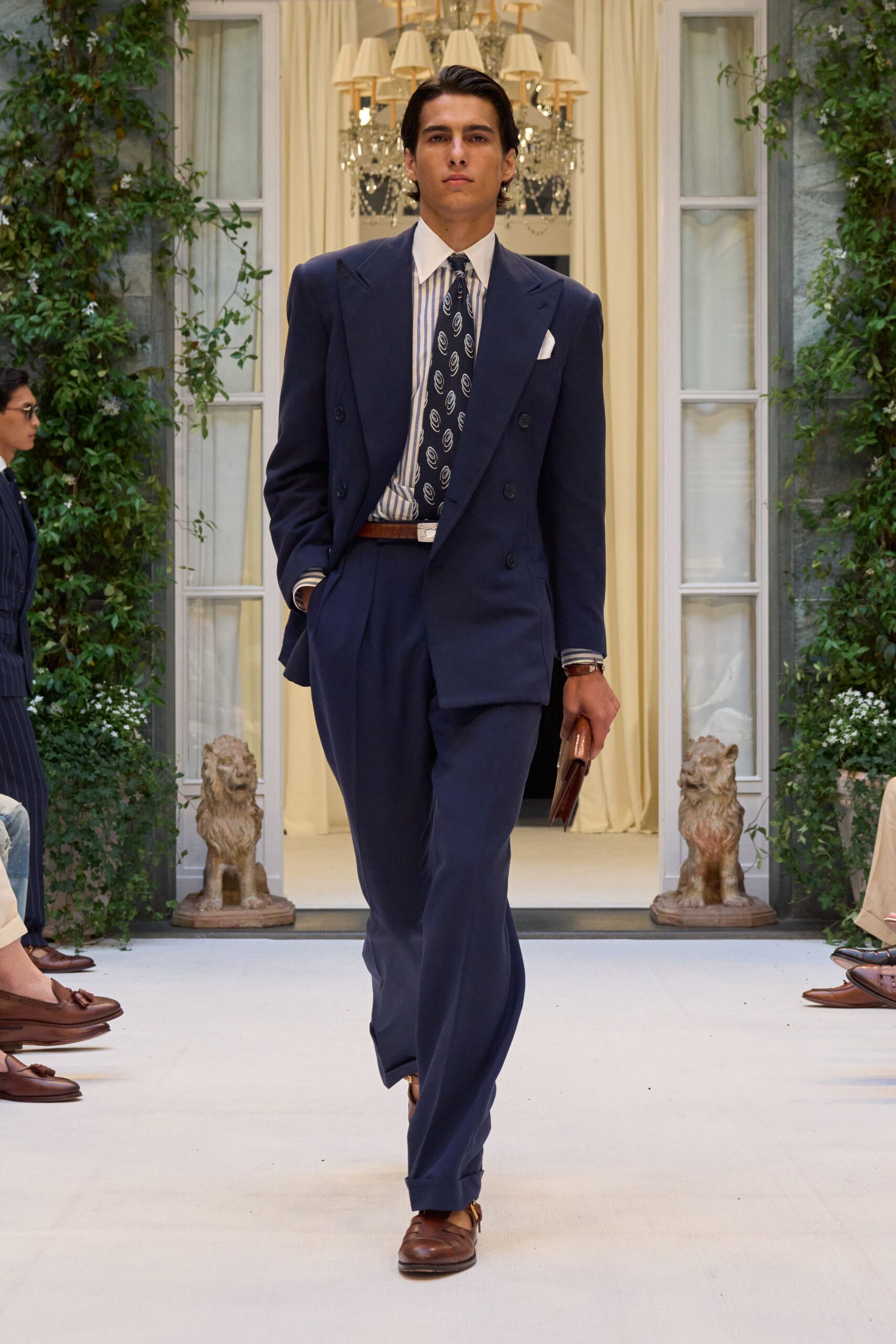 blue long-sleeve collared tailored suit