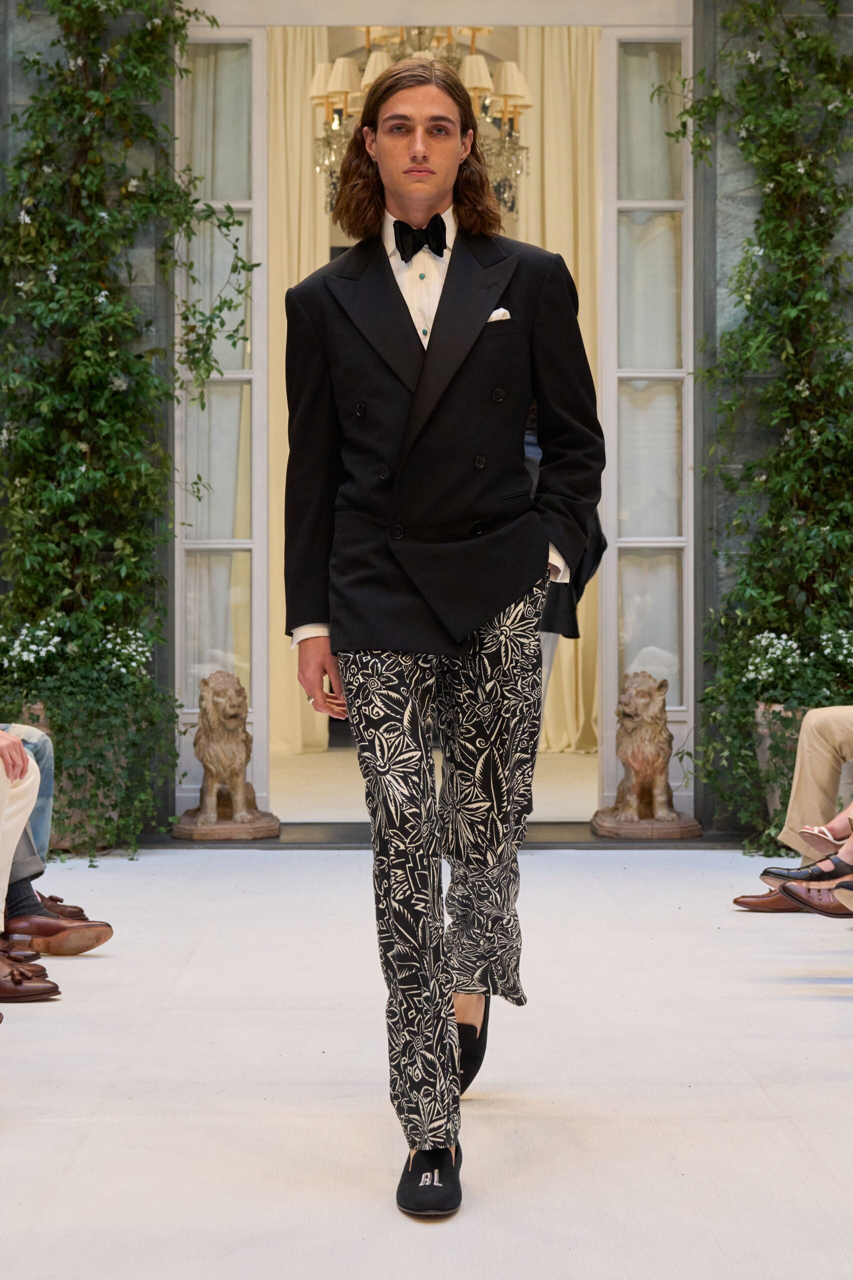 black wool long-sleeve collared tailored blazer