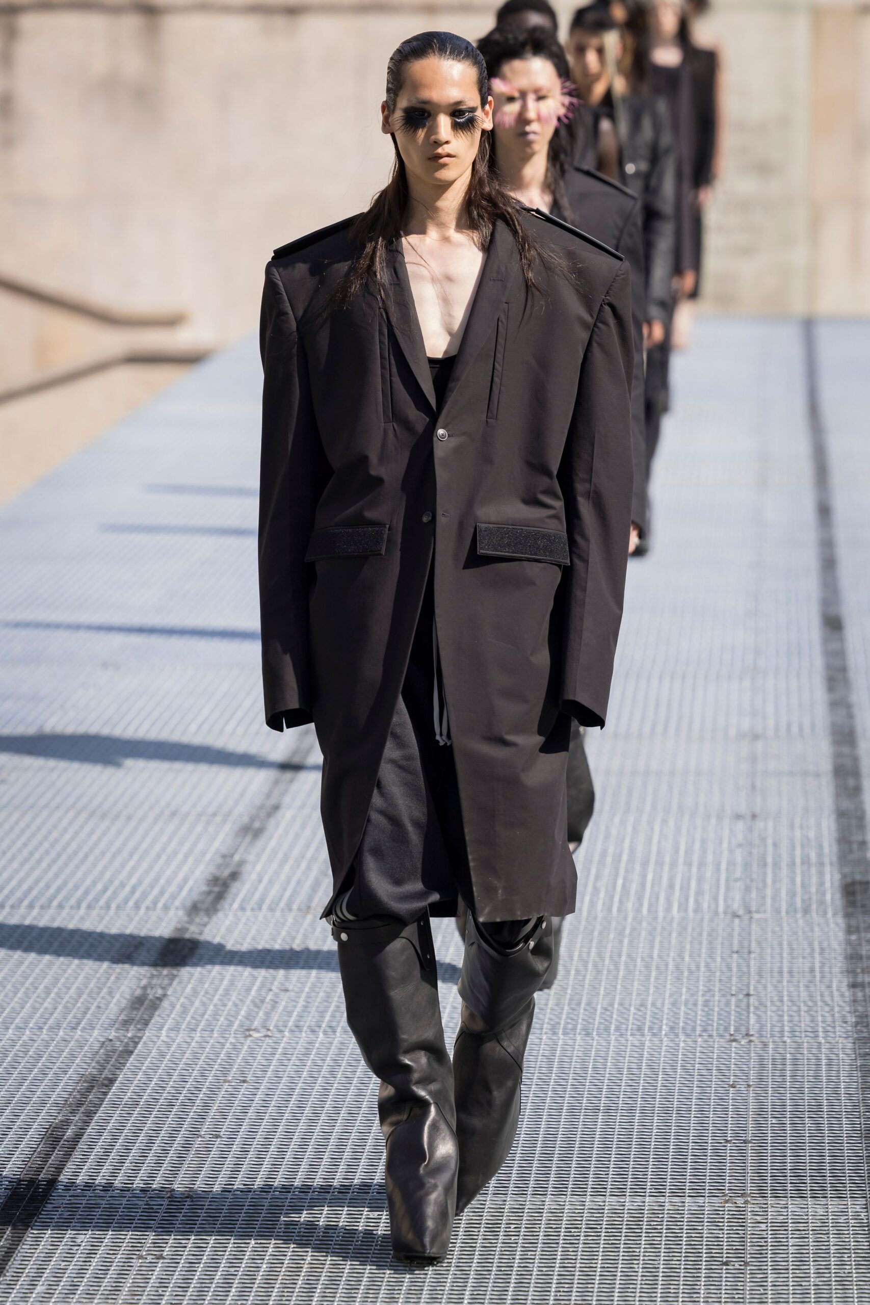 black cotton long-sleeve collared oversized buttoned jacket