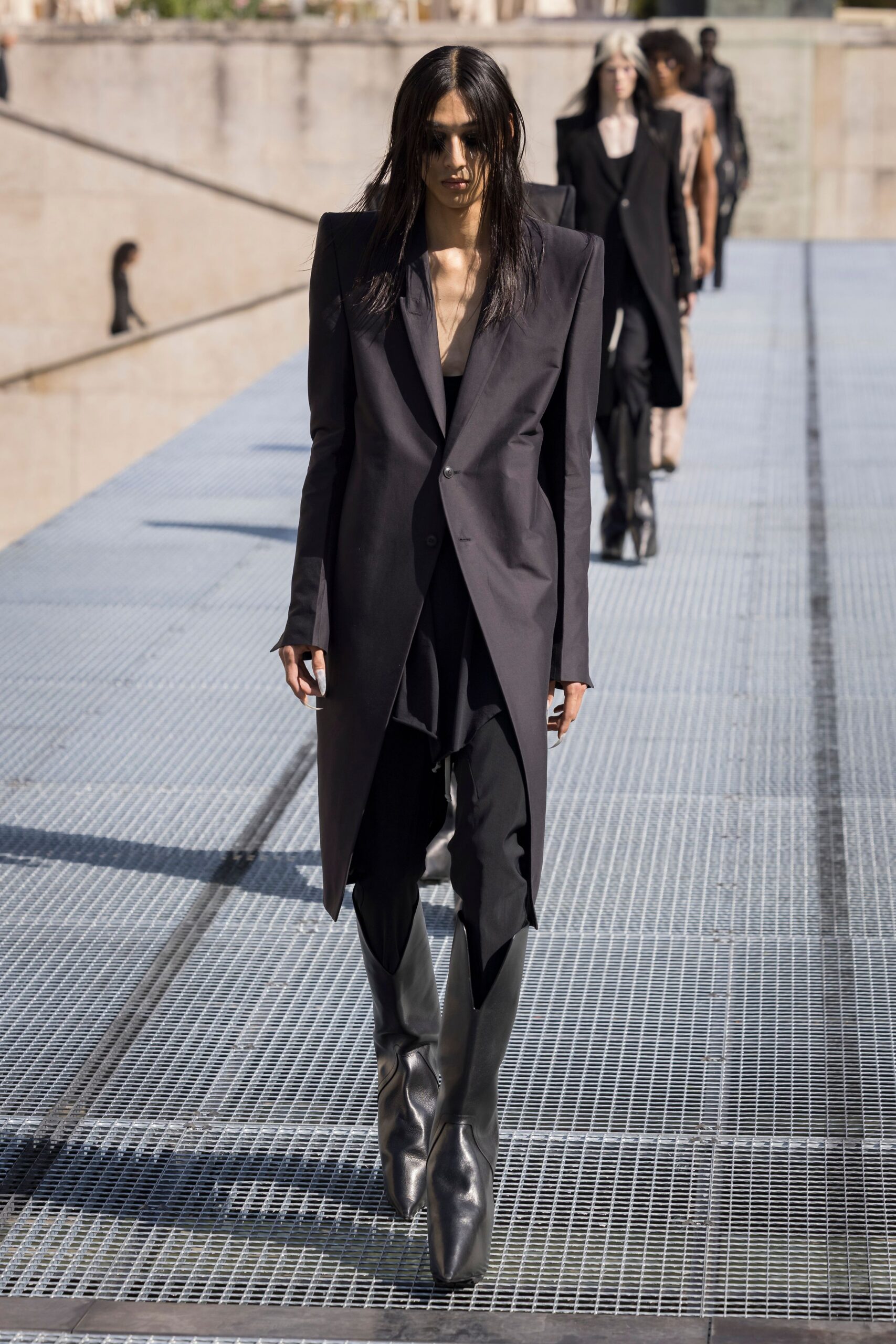 black wool long-sleeve collared structured buttoned midi blazer