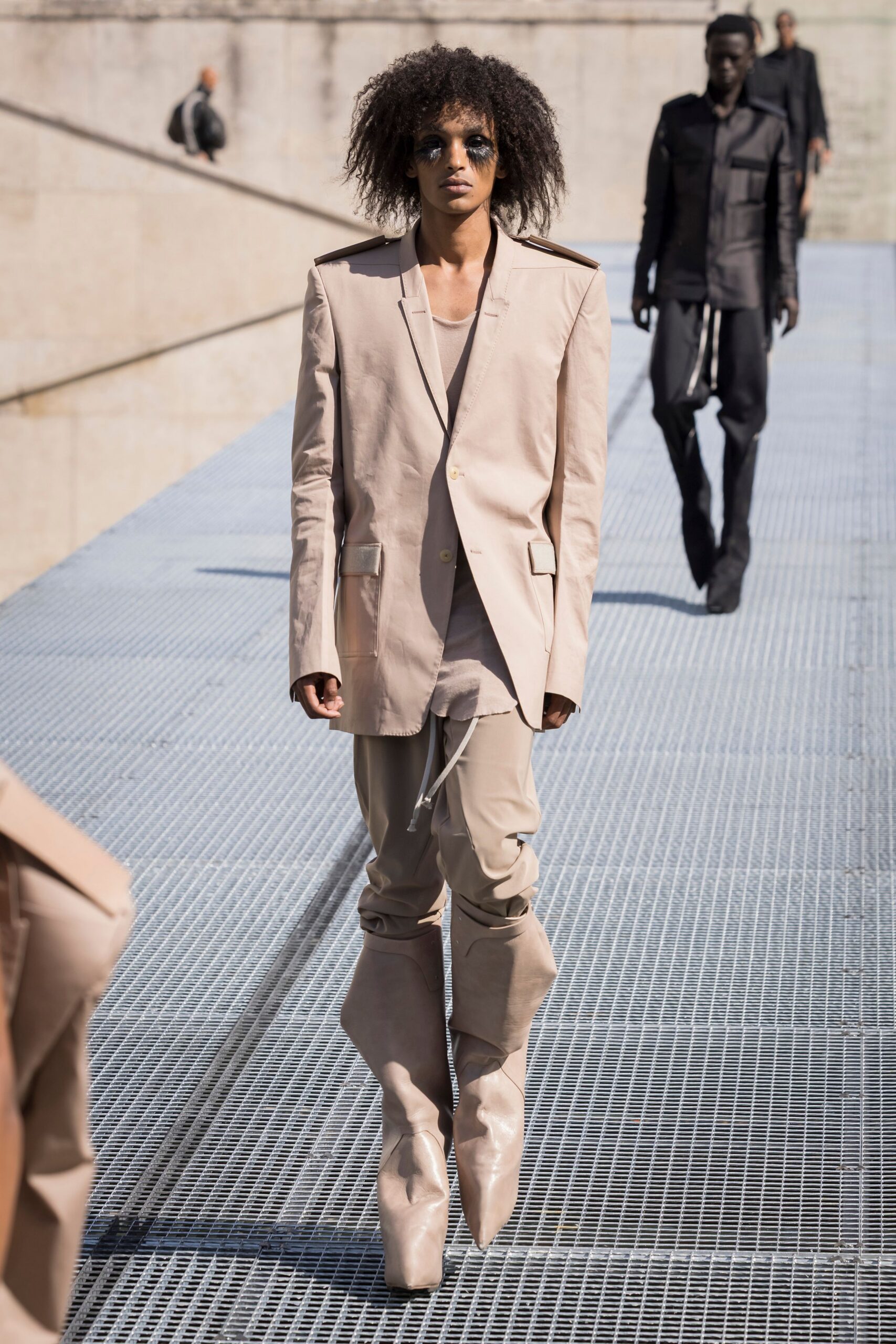 beige cotton long-sleeve collared structured buttoned blazer