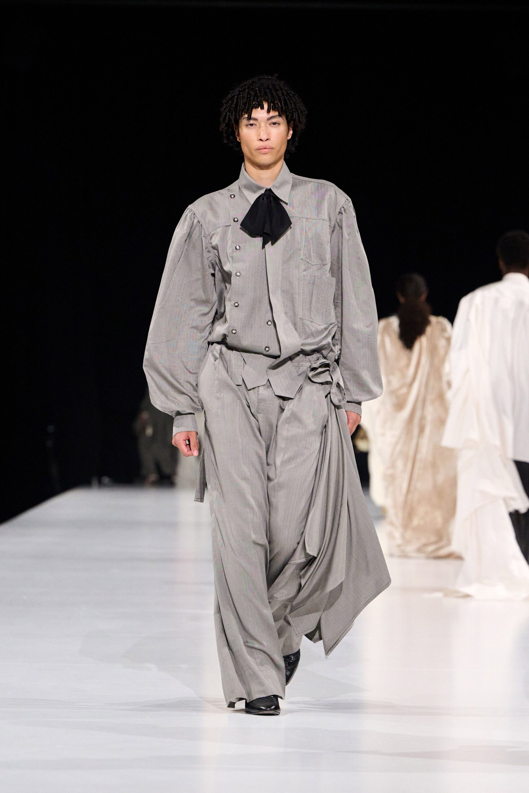 gray cotton long-sleeve collared relaxed buttoned pleated shirt