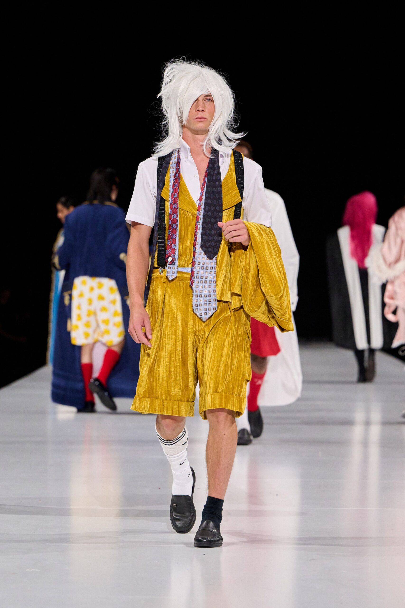 yellow silk short-sleeve collared fitted pleated suit