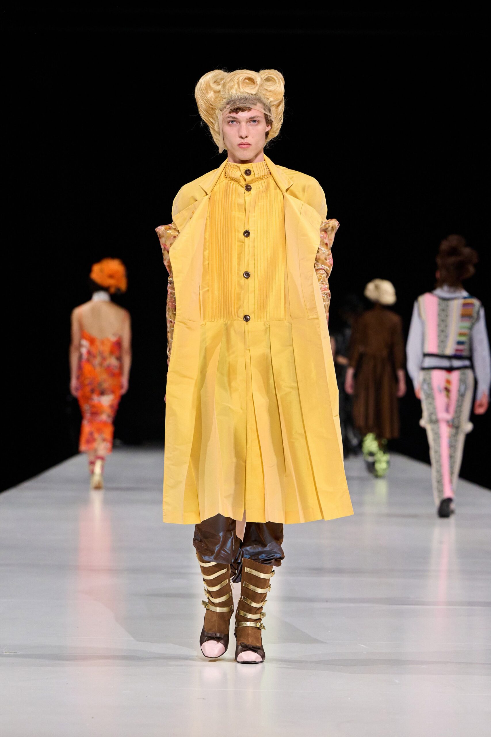 yellow cotton long-sleeve collared structured buttoned pleated coat