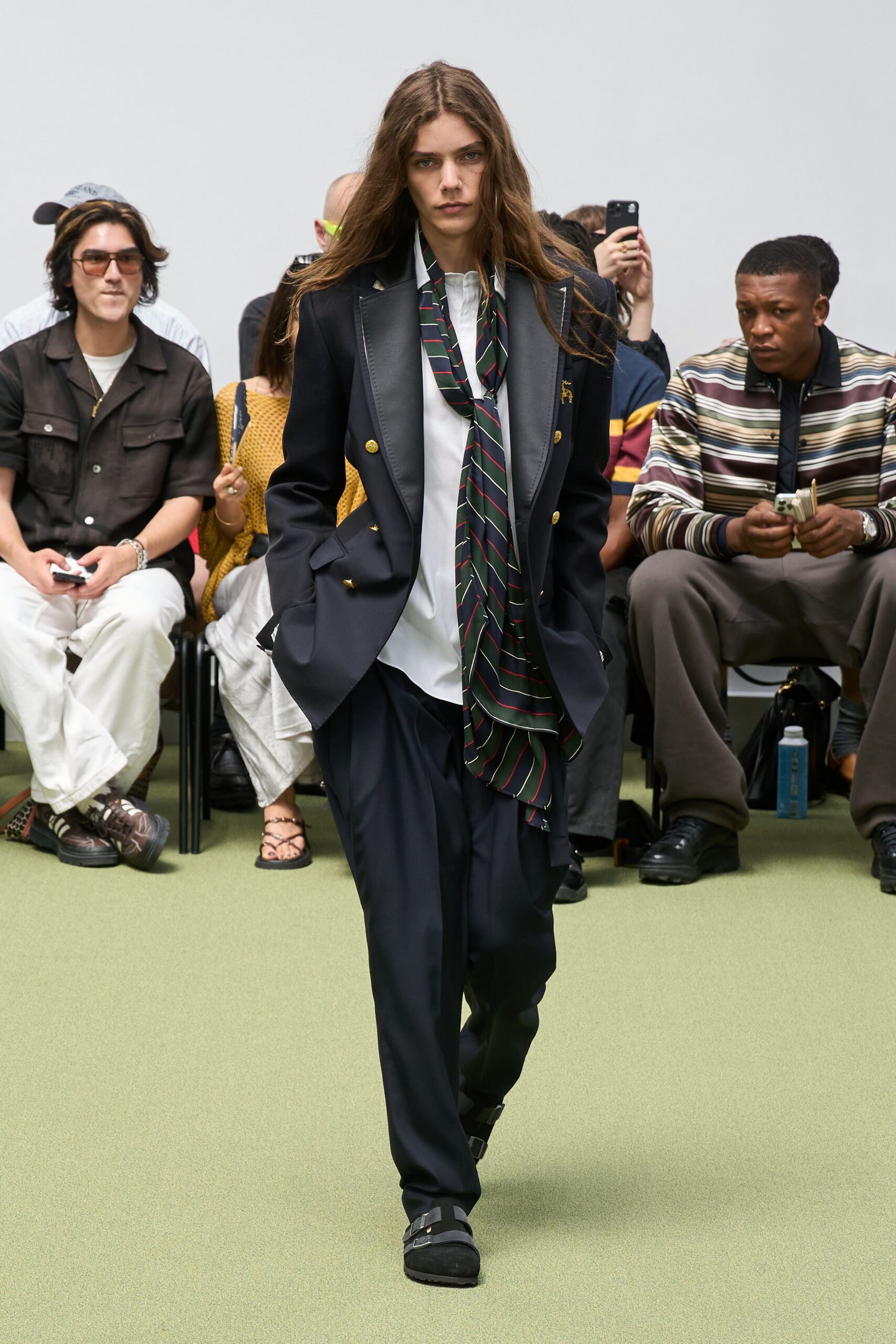 black long-sleeve collared tailored buttoned blazer
