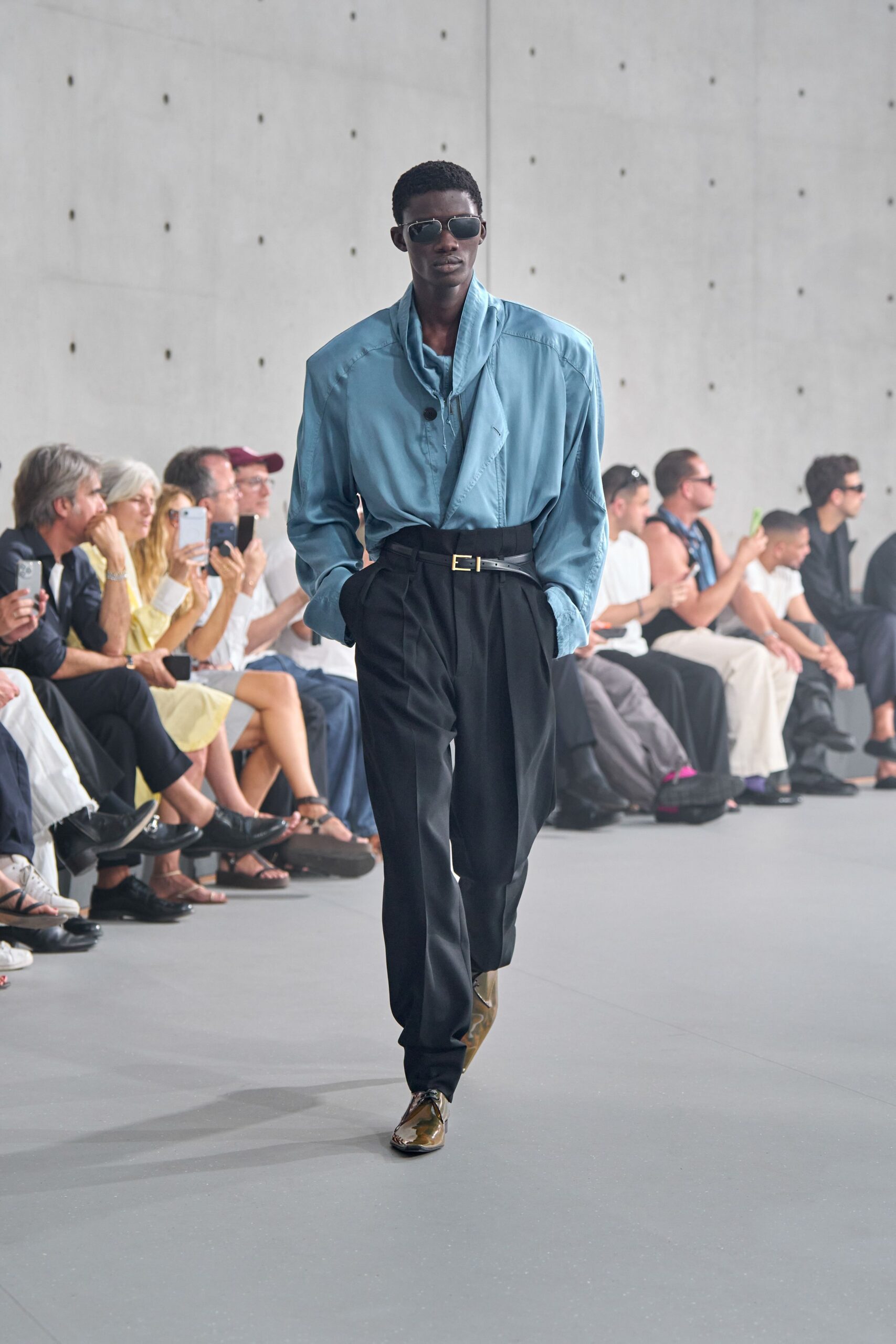 blue cotton long-sleeve collared relaxed shirt