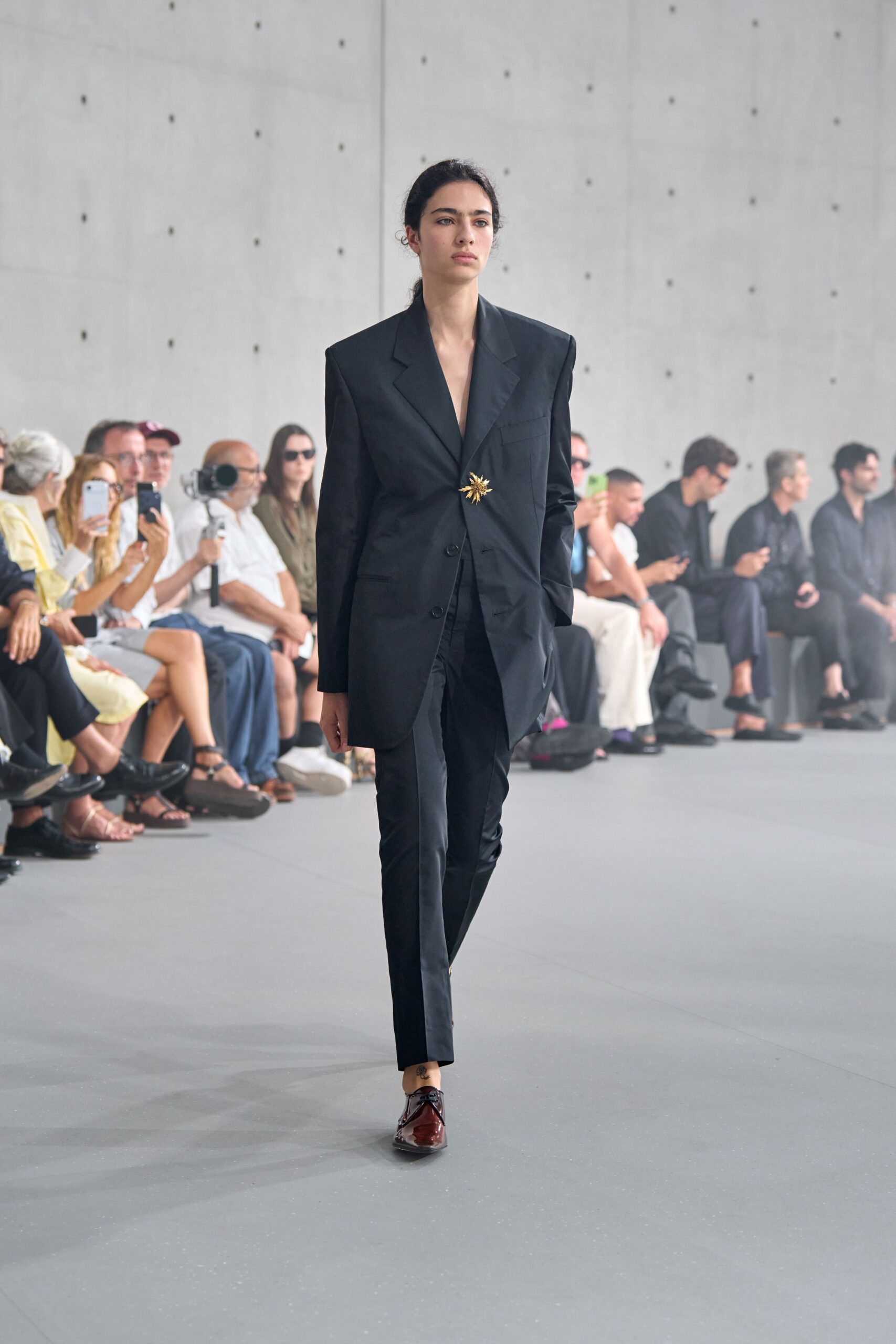 black long-sleeve collared tailored buttoned blazer