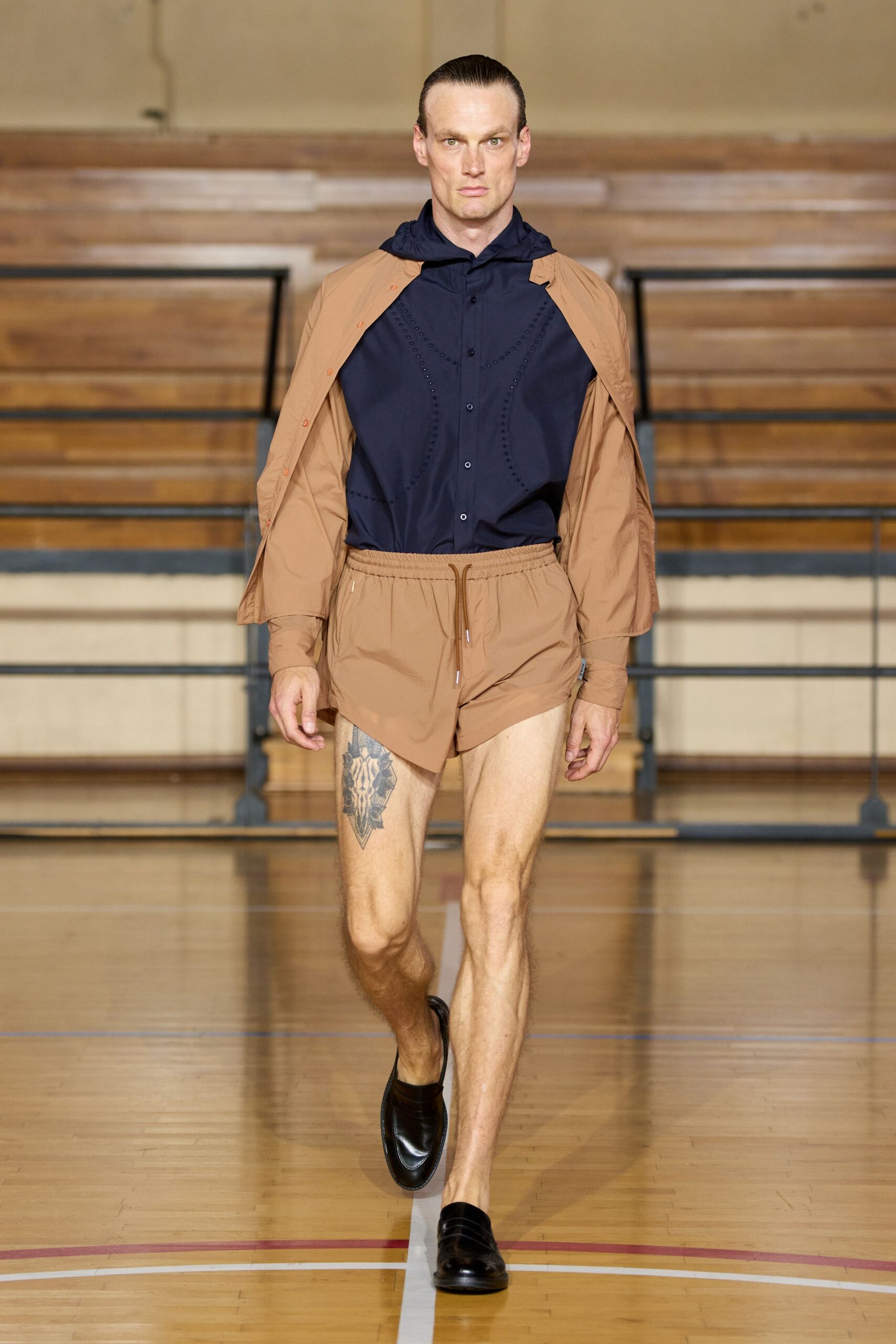 beige cotton fitted short shorts